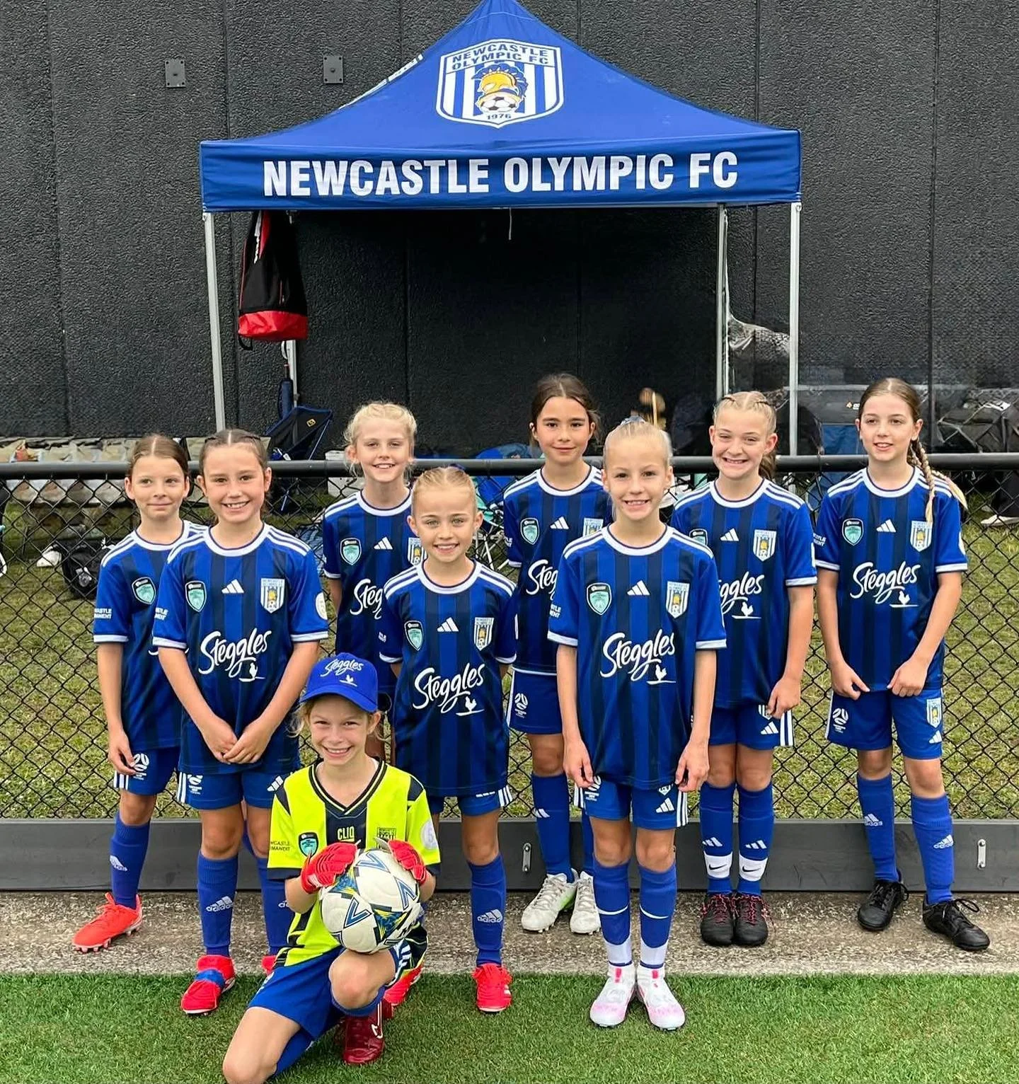 This weekend saw one of our JDL girls teams participate in an action packed, football fiesta at The Champions of Tomorrow Girls Cup. It was a huge day for our U10 NOFC JDL girls! 🌟⚽️
Hosted by Manly United FC, the one-day 7-a-side tournament brought