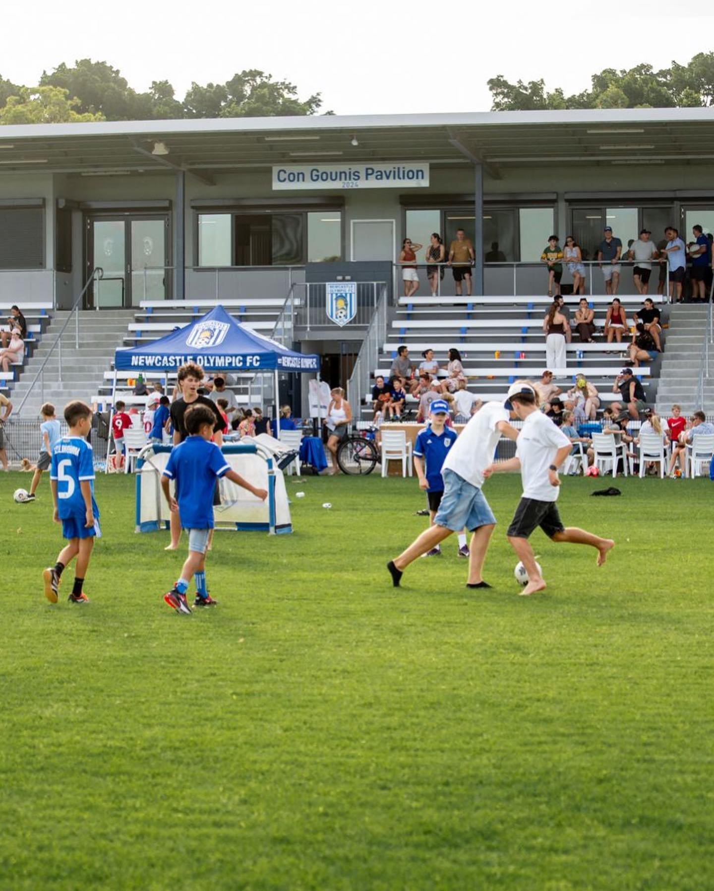 What a beautiful way to wrap up the year at Christmas on the Green ☀️🎄
A beautiful Sunday, amazing food, great music, a kick-around on the grass, and the kind of company that makes it all worthwhile.

Celebrating together with our Olympic family! pl