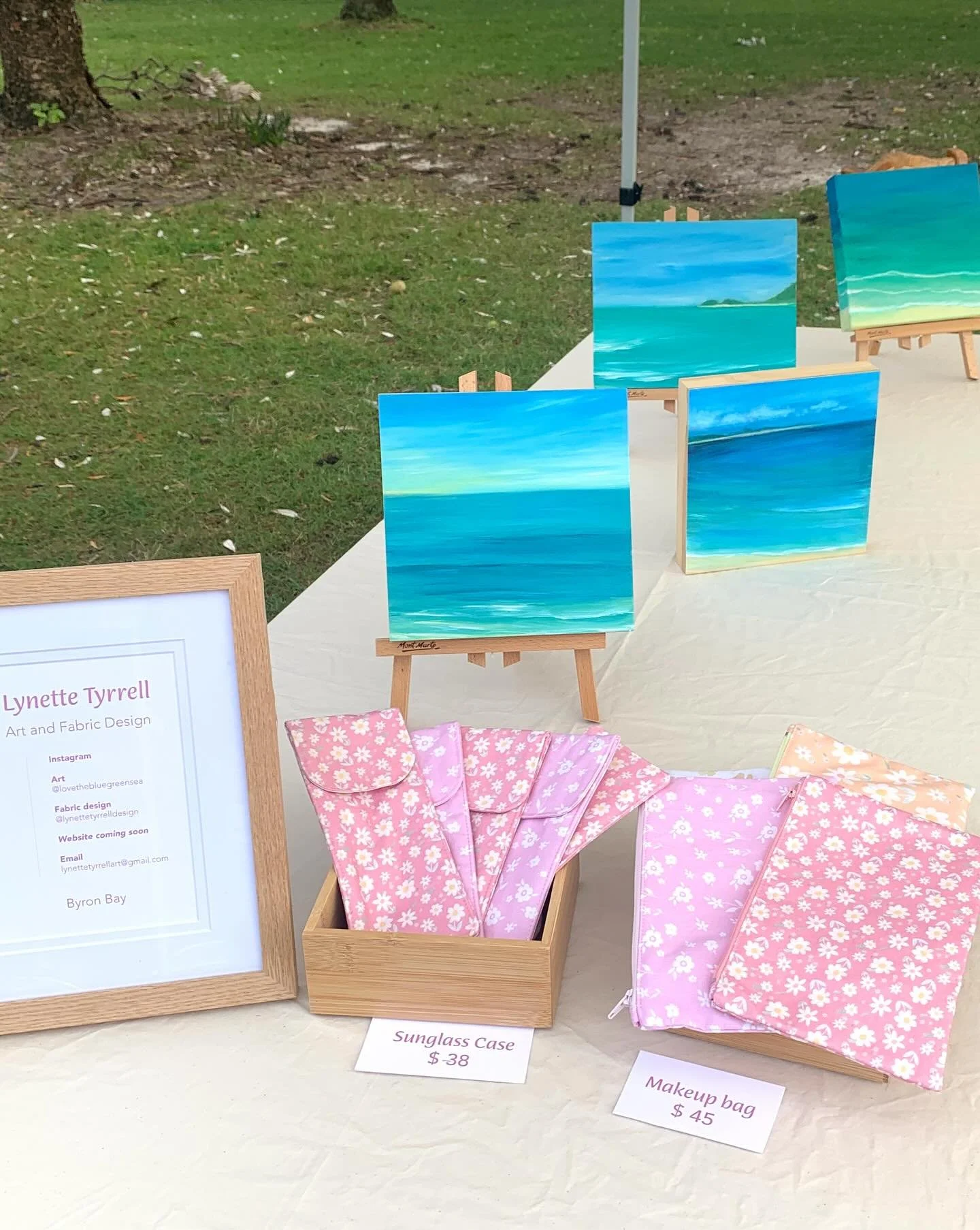 Thank you to everyone who came by my stall yesterday. Thank you for the lovely comments and support. 💗

And thank you to my lovely family for all your help 💗

#byronmarkets #paintingsbyronbay #bluegreenoainting
