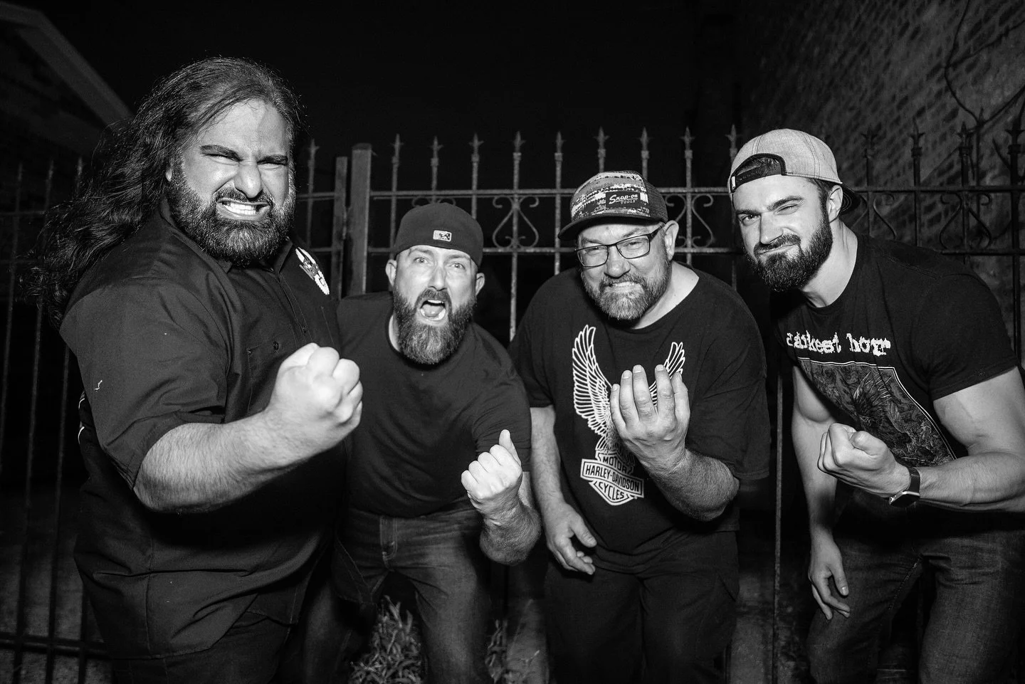 Family Dinner

📸: @brxanphoto 

👤: @trentzuberi / @smturnbull30 / @gupsdrums / @scratchnshred 

#HEMI #HEMIMUSIC #heavymetal #metal #thrashmetal #progmetal #doommetal #powermetal #metalband #metalhead #metalmusic #heavymetalmusic #bandphoto #lineup