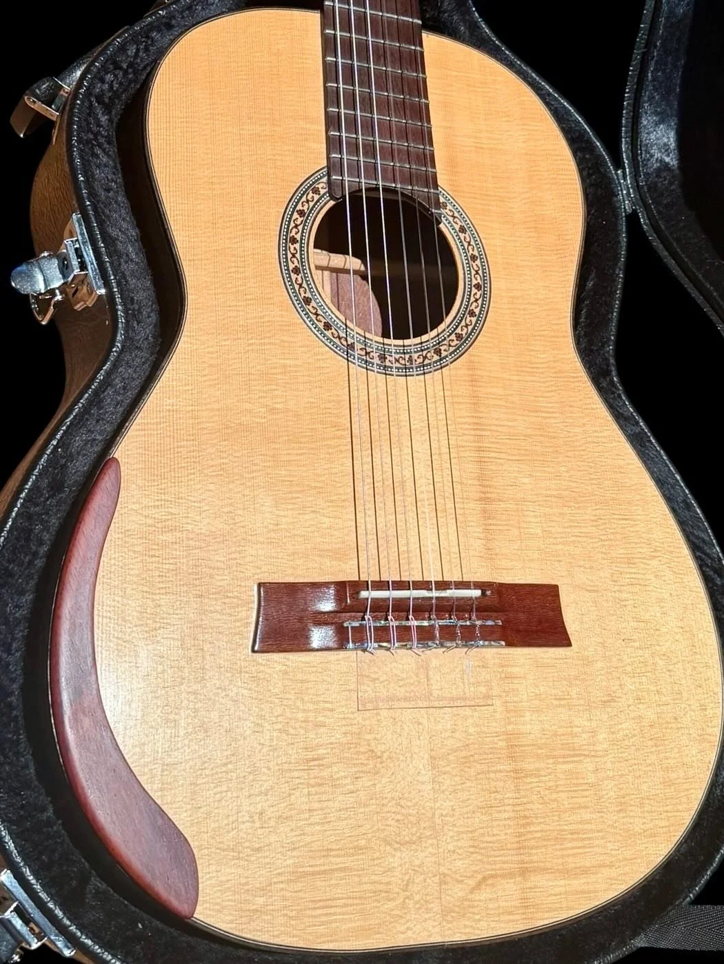A classical demonstration model I&rsquo;ve had around for a long time. I&rsquo;m happy to say, it&rsquo;s found new life and a renewed purpose in a good home :) 

Australian snakewood back and sides and check out those lovely medullary rays and a hin