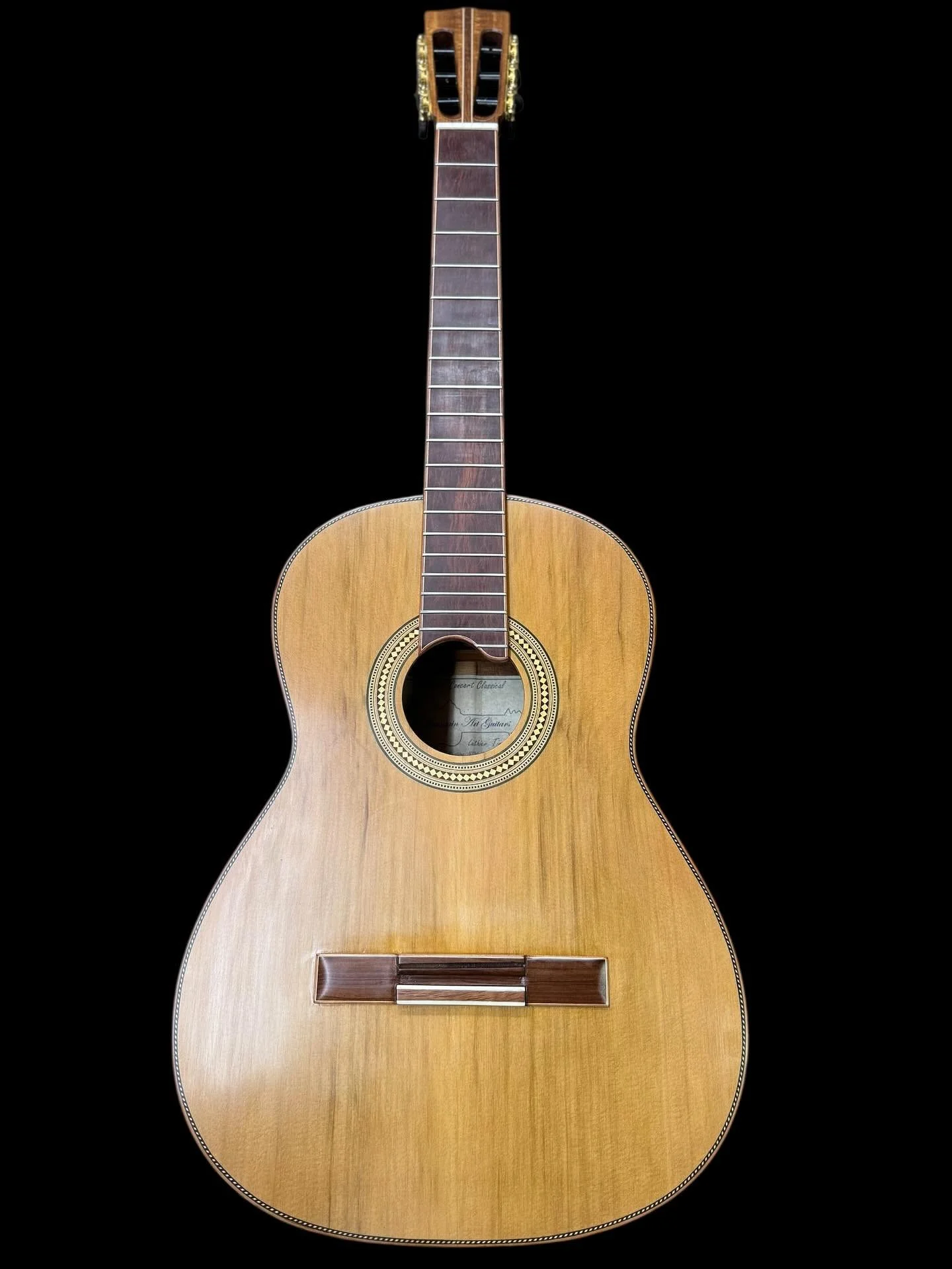 The bridge has now been glued down. There&rsquo;s a string setup to go before hearing the first sounds.

The tap tone has good volume and the frequency response shows the tops primary monopole at 189 Hz (between and F# and G), whilst the live back is