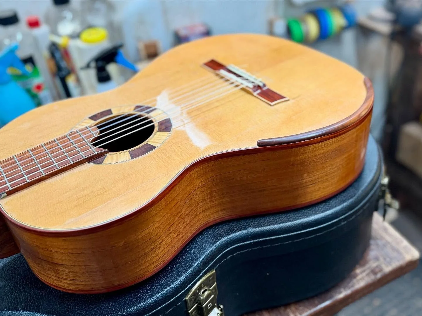 A flamenco blanca I built in 2023 has come back for some service work and to also attach an armrest.

It&rsquo;s always nice to see my earlier builds return to the shop and to be reminded of them.

I made a thin line armrest from some mulga I had in 