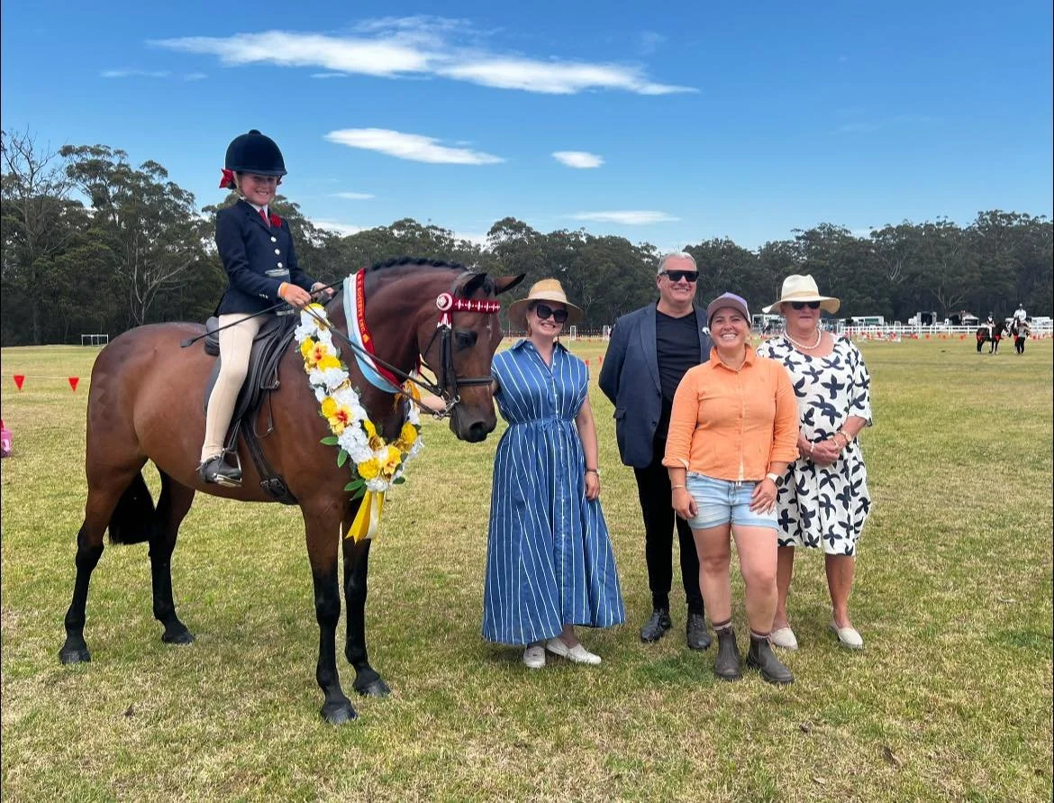 🏆 Supreme Ridden Exhibit of the Show: Hallie Cowdroy riding Bellevale Charisma. Thank you to Eden Gas & Gear for sponsoring this prestigious award, with garlands proudly sponsored by Petite Pins. Judges Paul Dopper, Juanita Carr and Danielle Roberts