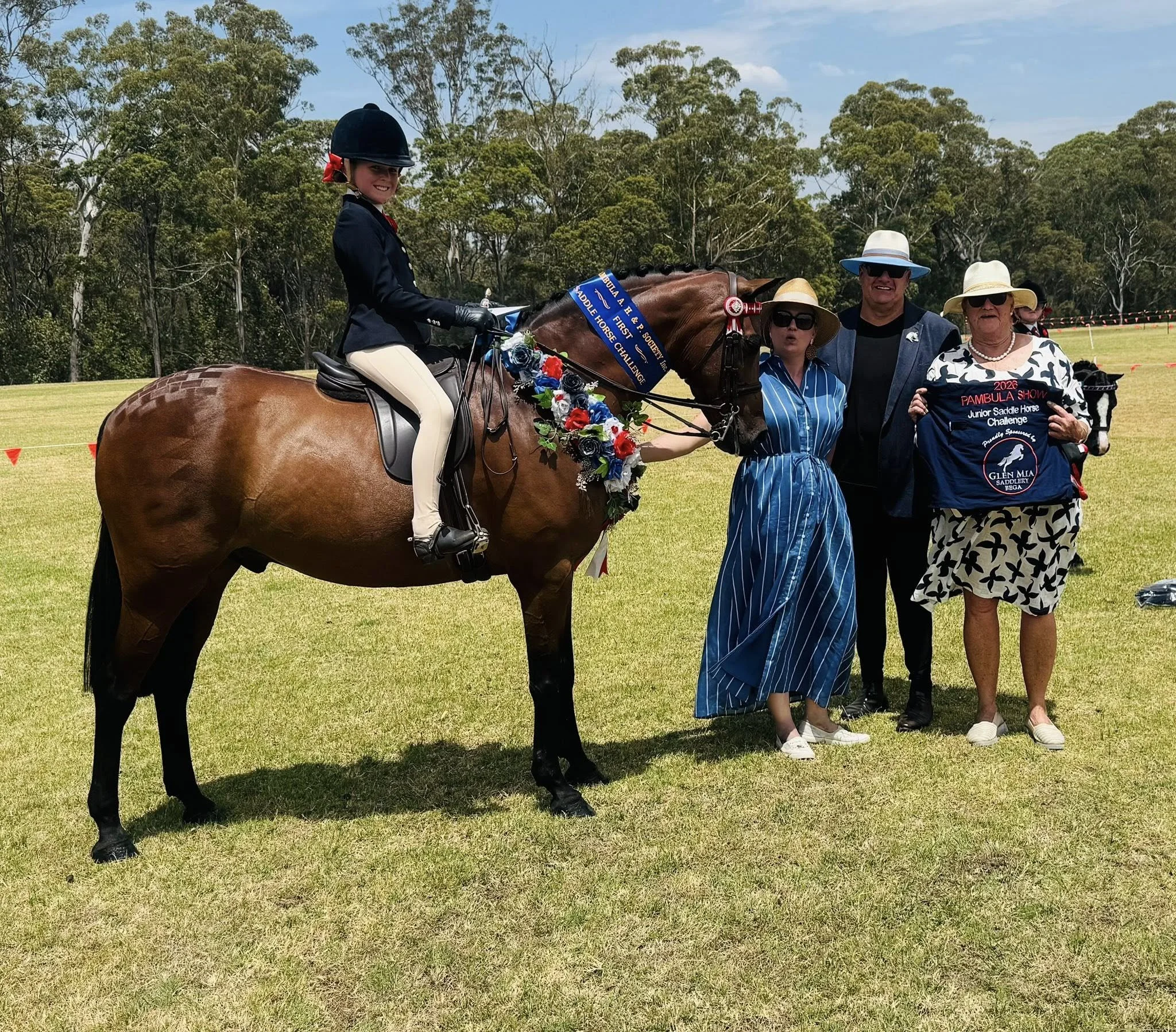 🏆 Junior Saddle Horse Challenge: Hallie Cowdroy riding Bellevale Charisma. Thank you to Glen Mia Saddlery Bega for sponsoring this event, with prizes including an embroidered show rug, flower garland and Glen Mia Saddlery voucher. Judges Paul Dopper