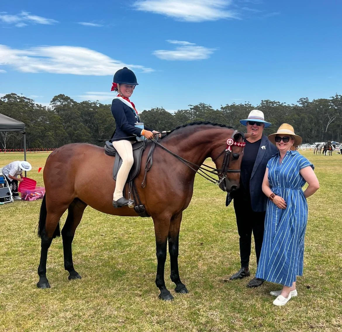 🏆 Supreme Rider of the Show: Hallie Cowdroy riding Bellevale Charisma. Thank you to Bobbin Transport Pambula for sponsoring this prestigious award, with garlands proudly sponsored by Petite Pins. Judges Paul Dopper and Danielle Robertson pictured.