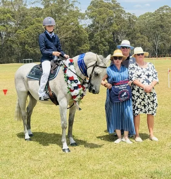 🏆 Senior Saddle Horse Challenge: Lydia Jamieson riding Eltyme Cruze Control. Thank you to Glen Mia Saddlery Bega for sponsoring this event, with prizes including an embroidered show rug, flower garland and Glen Mia Saddlery voucher. Judges Paul Dopp
