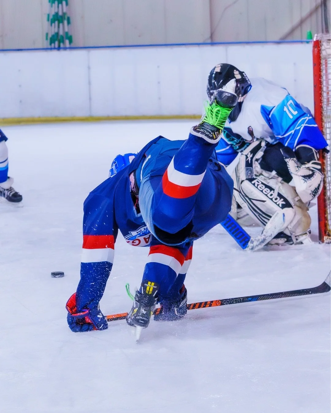 【氷上の青春、深夜に燃える】
4月25日の練習試合、佐賀大学アイスホッケー部の熱いプレーを撮影しました！
次の試合は 5月9日(木) 23:45〜@オービジョンアイスアリーナ
深夜の試合&hellip;それでも彼や彼女達はは全力を尽くします。
アマチュアはこの時間帯しかリンクに立てません。
そんな環境でも、夢を諦めず戦う姿を応援してくれる方を募集中です！
一緒に佐賀のアイスホッケーを盛り上げませんか？

#氷上の戦士たち
#佐賀大学アイスホッケー部
#深夜の青春
#スポーツ撮影
#スポーツカメラ