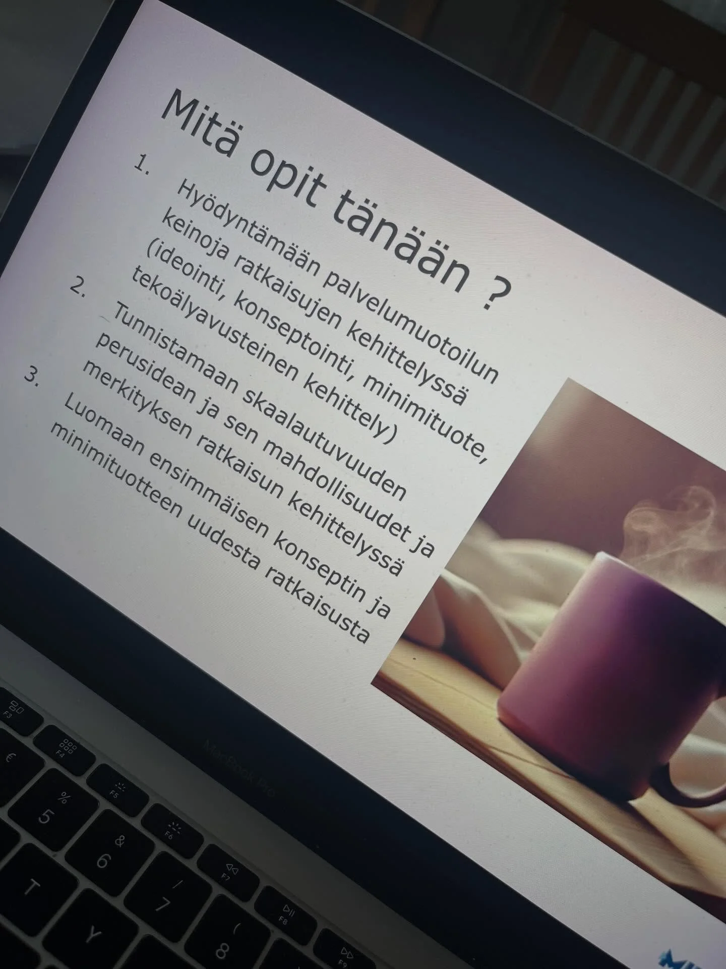 Eilen vedin asiakasl&auml;ht&ouml;isten sote-palveluiden kehitt&auml;j&auml;ryhm&auml;lle 2/5 koulutusp&auml;iv&auml;n. 

Aloituskerralla l&auml;hdettiin liikkeelle asiakkaiden ongelmista. Jokainen osallistuja rakensi asiakaspersoonan, sanoitti arjen