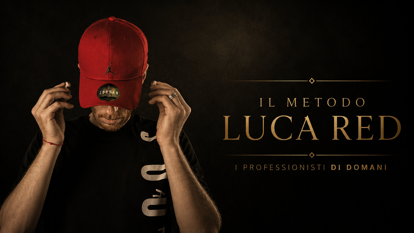 Uomo con cappello rosso con visiera, che si sistema il cappello con entrambe le mani, sfondo scuro, a destra testo in italiano che promuove il metodo Luca Red per professionisti di domani.