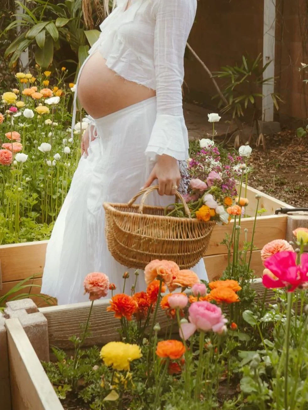 the feminine urge to slow down, connect with nature, and fully feel this season of pregnancy 🌿