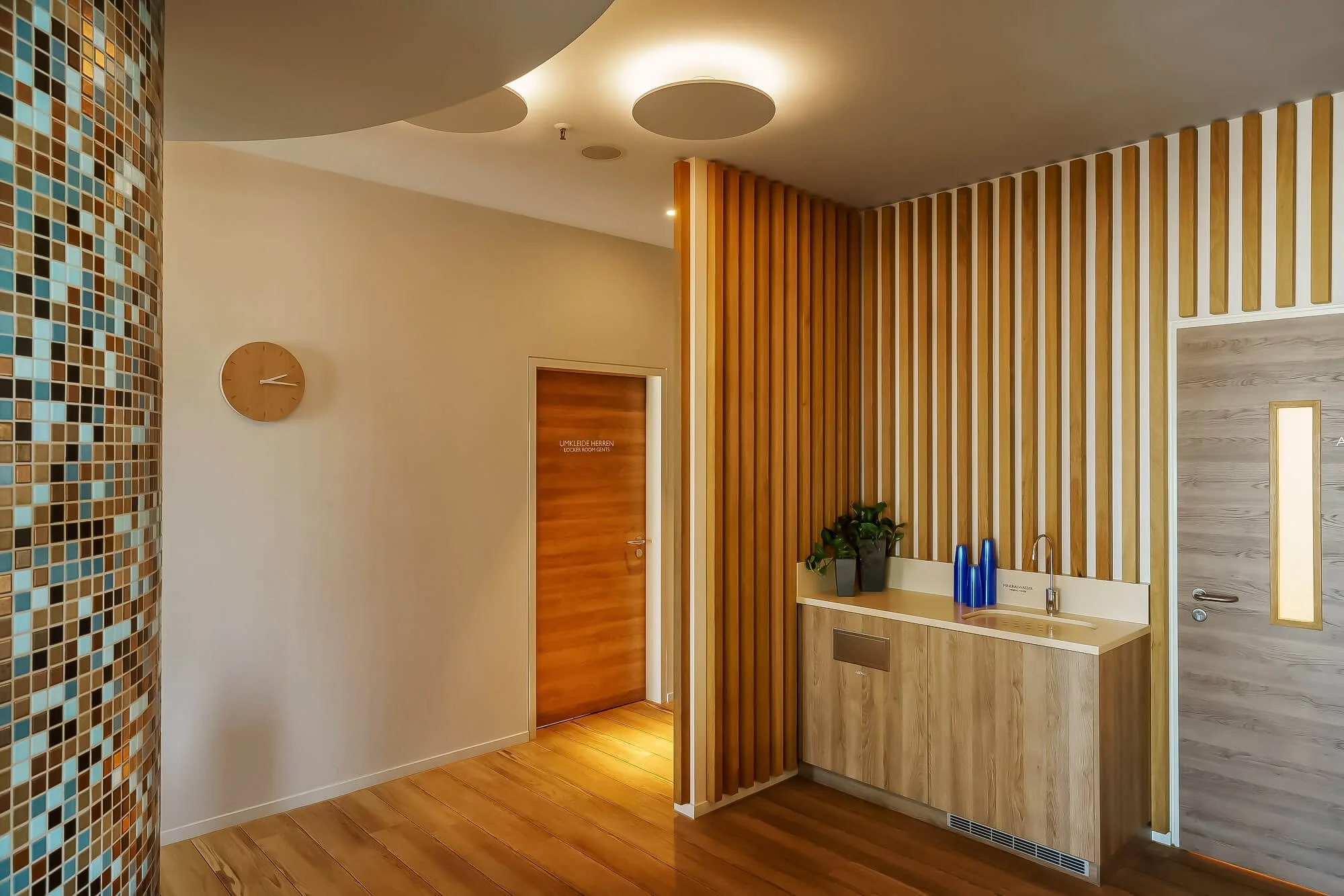 SPA – Entrance area with wooden elements and colorful mosaic tiles – photo by Milan Istvan