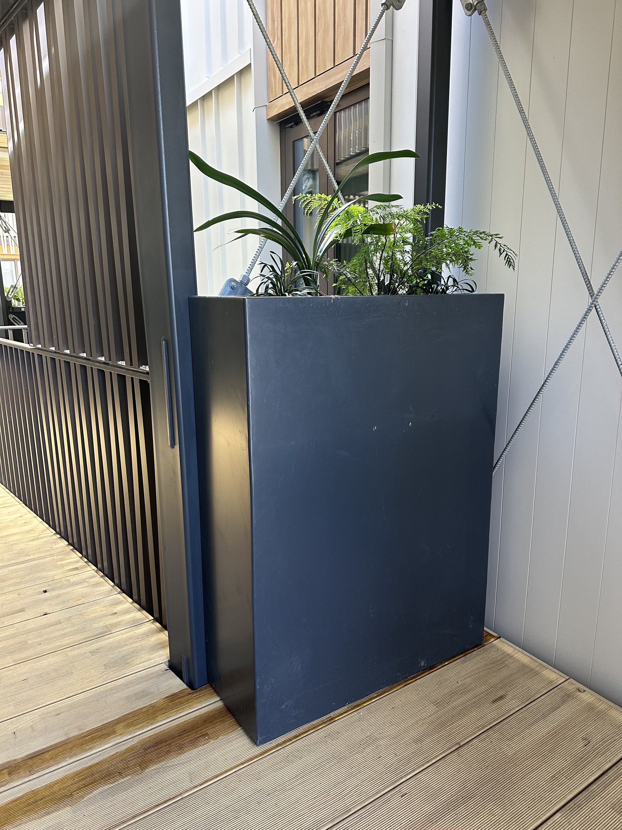 Aluminium planters