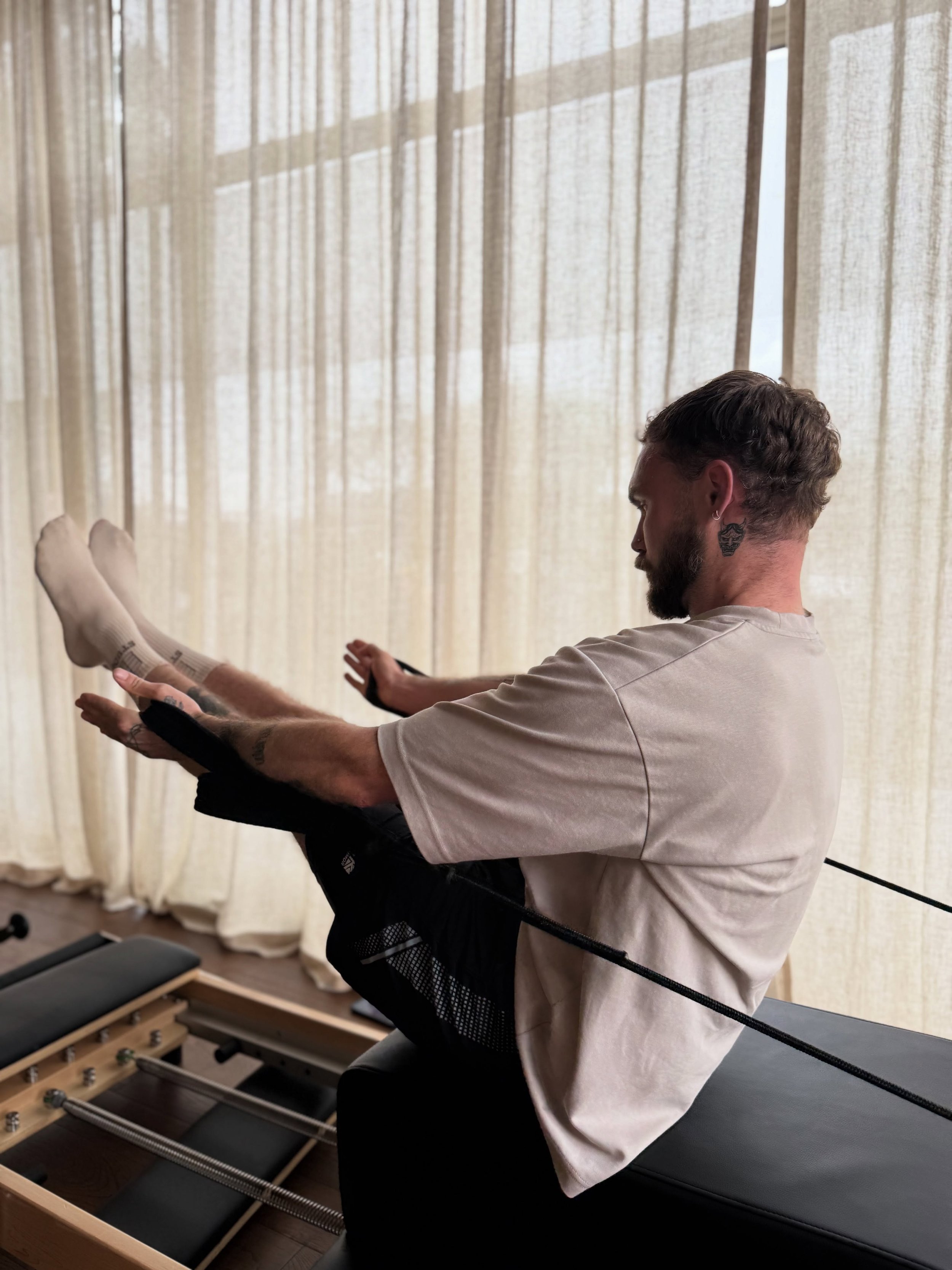 It&rsquo;s nearly the weekend gang&hellip; hold on. Lucky for you, you&rsquo;ve got the core to back it 😉

Strong, steady, just a slight shake (we see you @_beno1994 💪🏻).
Weekend energy incoming.

#StudioCoSevenoaks #ReformerPilates #CoreStrength 