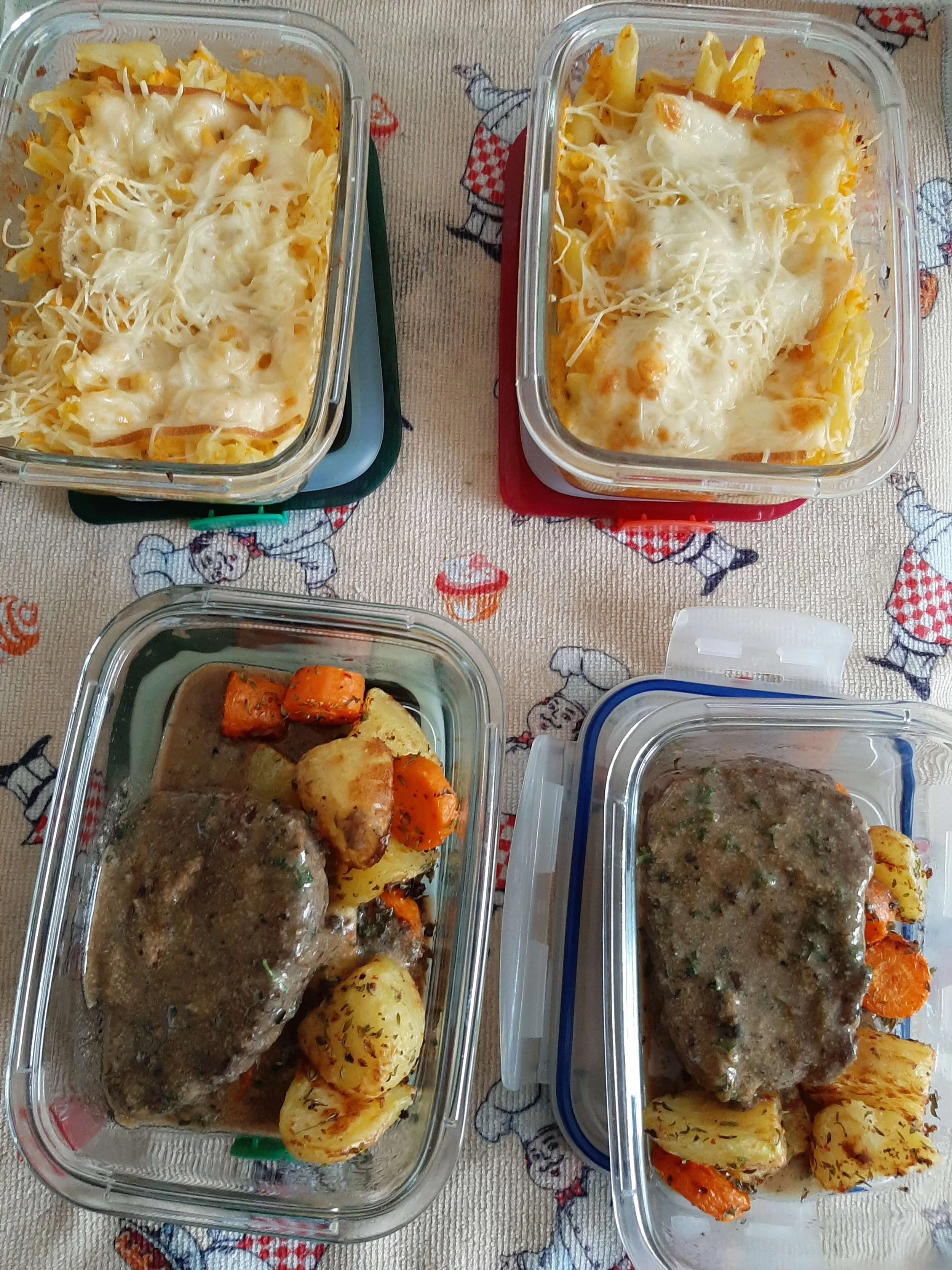 Gratin mac & cheese, petits légumes et steak au poivre
