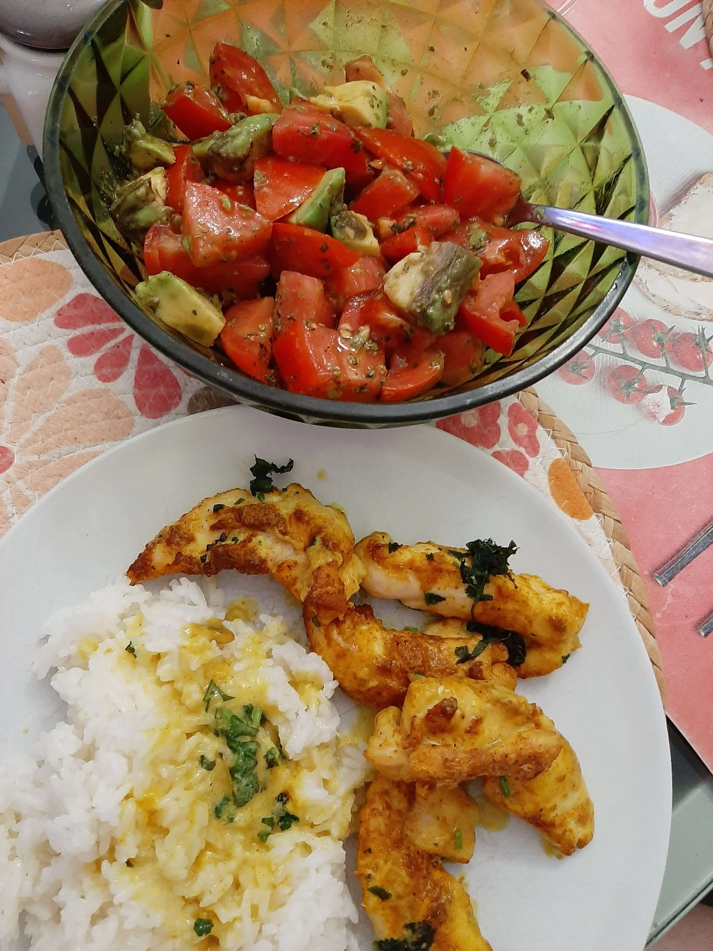 Poulet curry, riz, salade de tomate