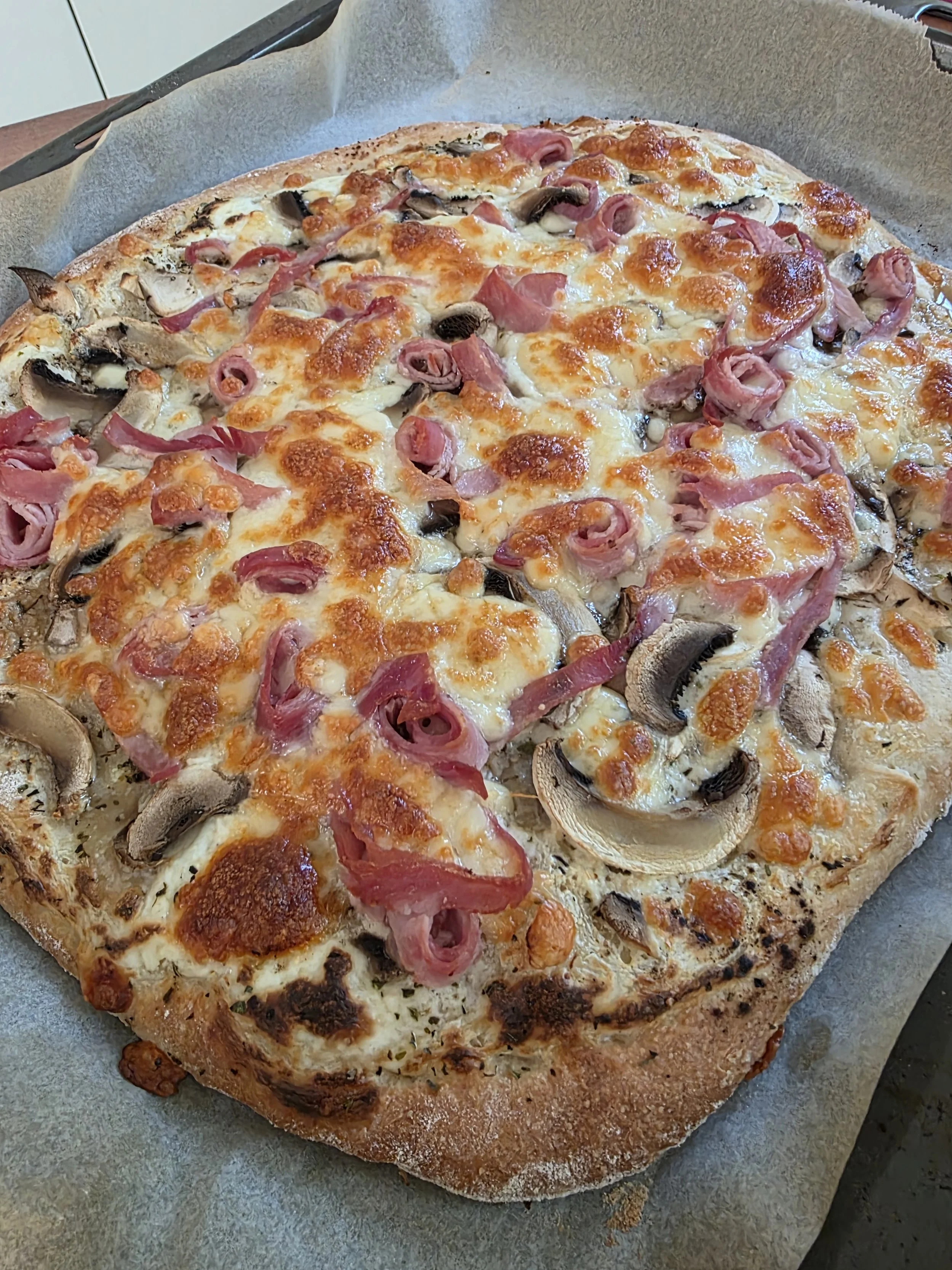 Pizza reine, champignon, jambon et fromage