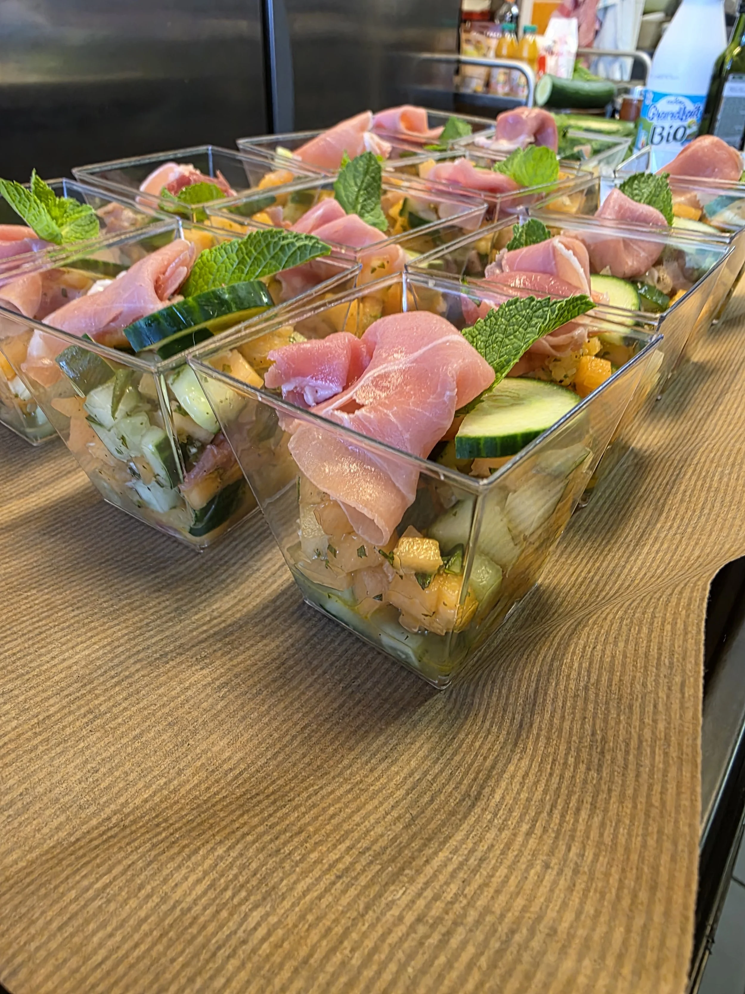 Buffet froid : Melon, concombre et jambon cru