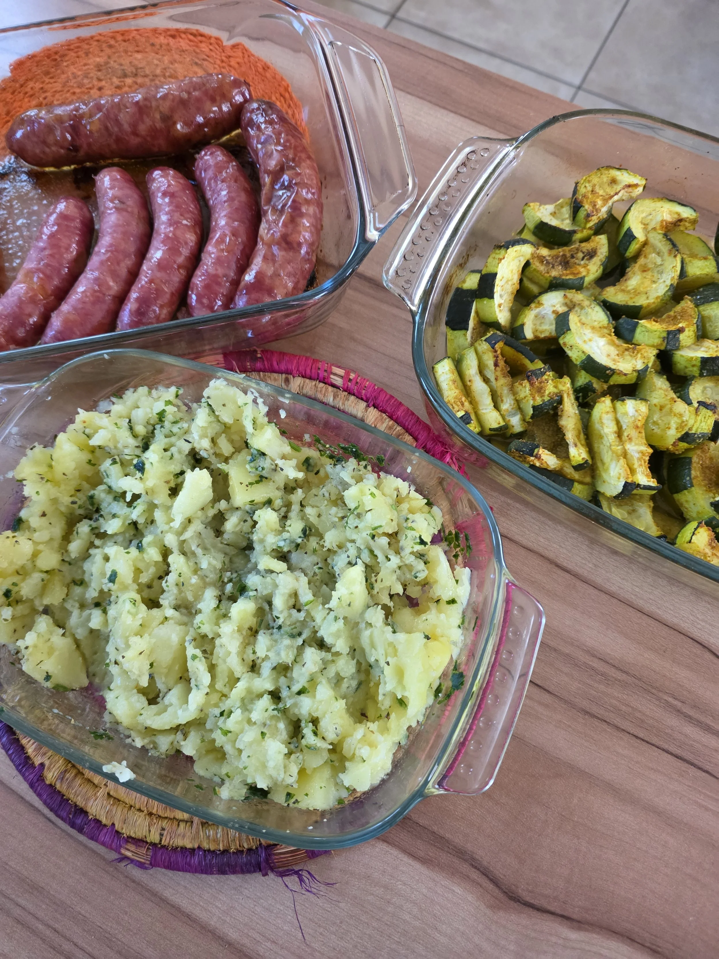 Écrasé de pomme de terre, courgettes rôties et saucisses fumées