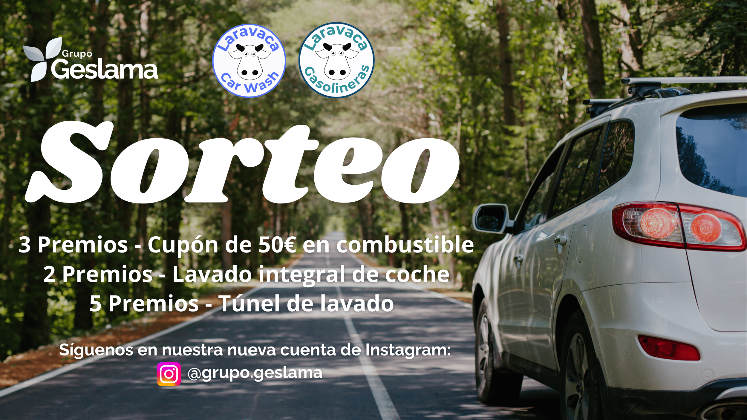 Imagen de un coche blanco en una carretera rodeada de árboles con un cartel de sorteo y logos de Grupo Geslama, Lavacar Car Wash y Lavacar Gasolineras.