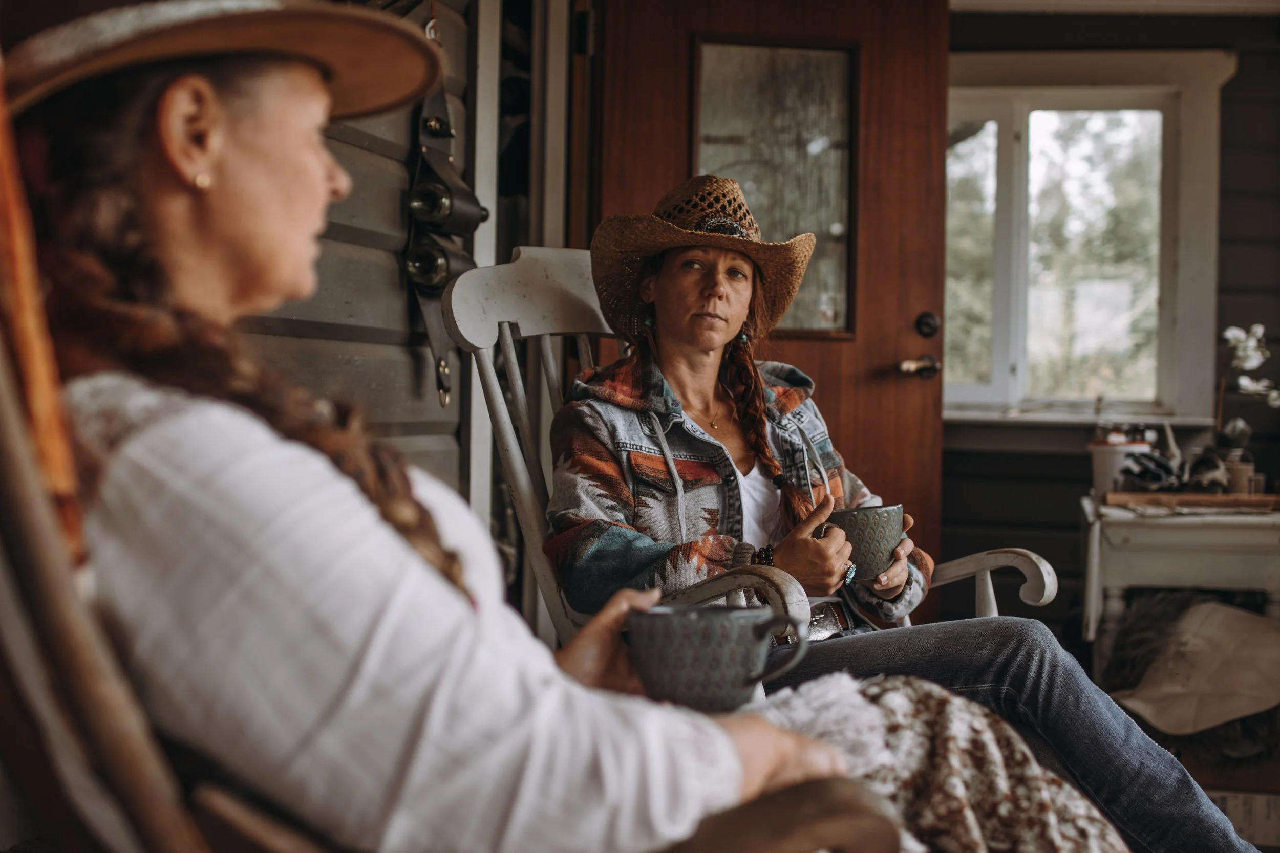 Två cowgirls som dricker kaffe på saloonen