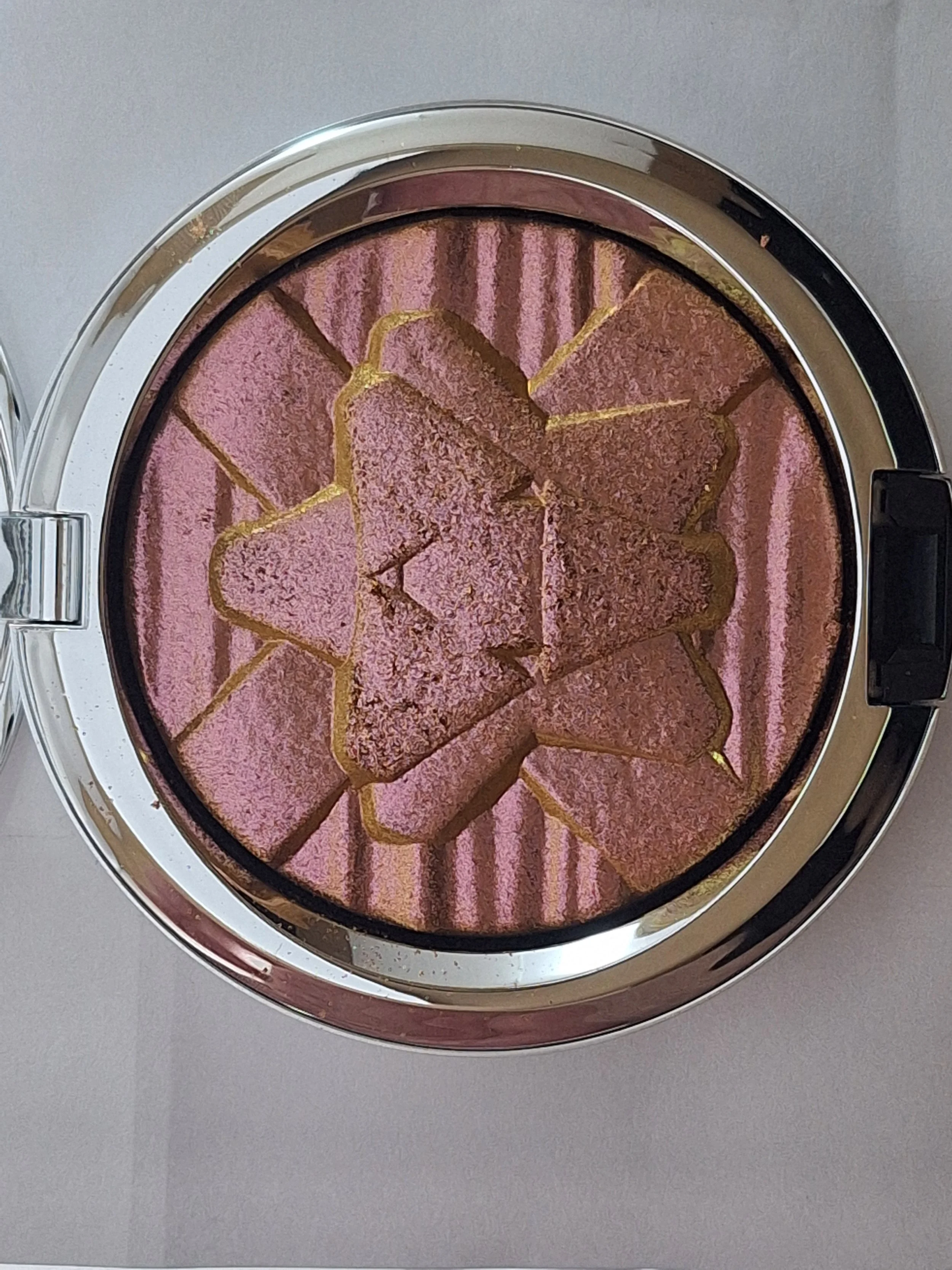 M·A·C Shiny Pretty Things Snowflushed Skinfinish