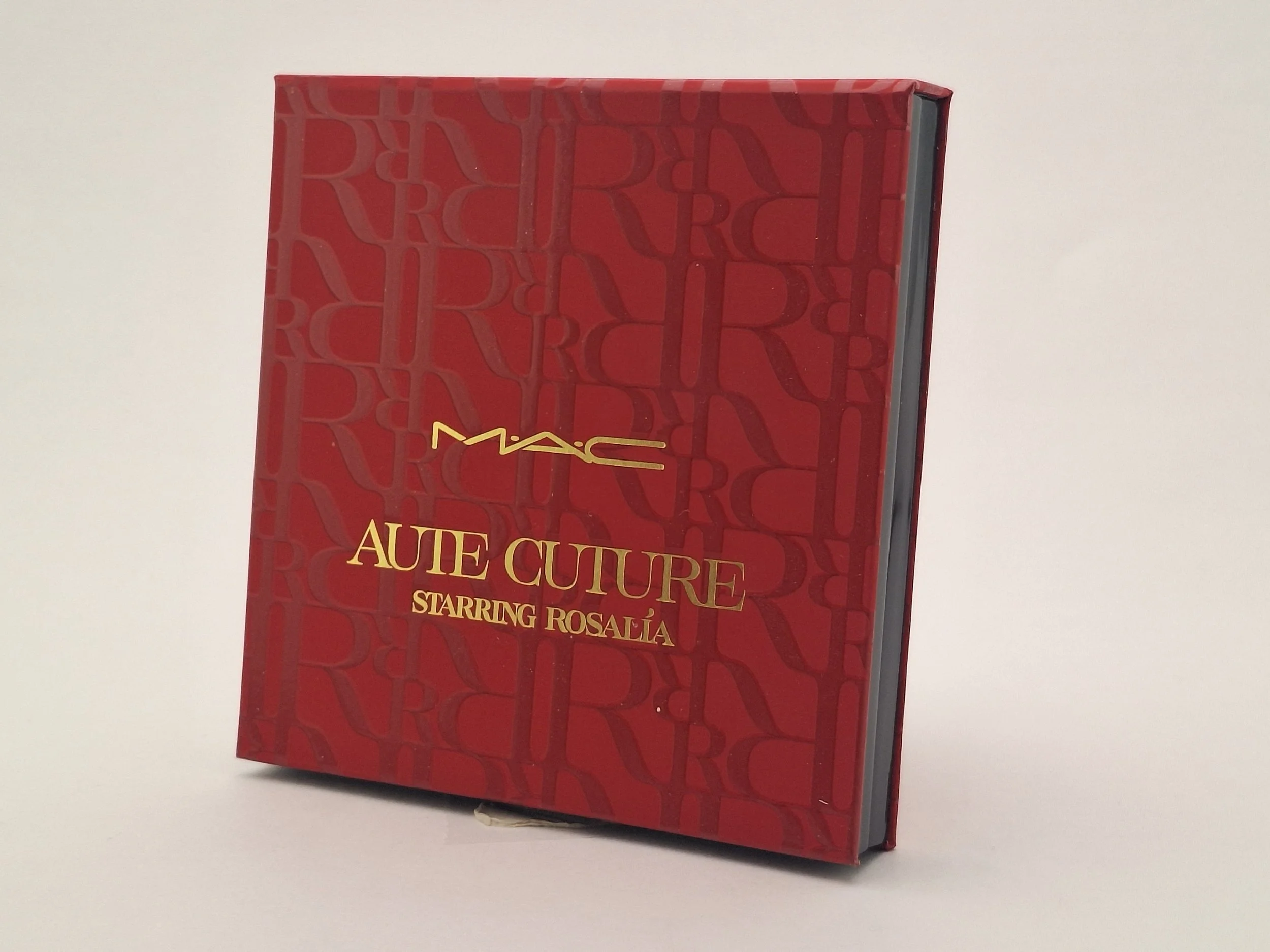 Exterior packaging of the M·A·C Aute Couture Extra Dimension Skinfinish x4 palette with ornate embossed design from the Rosalía collection.