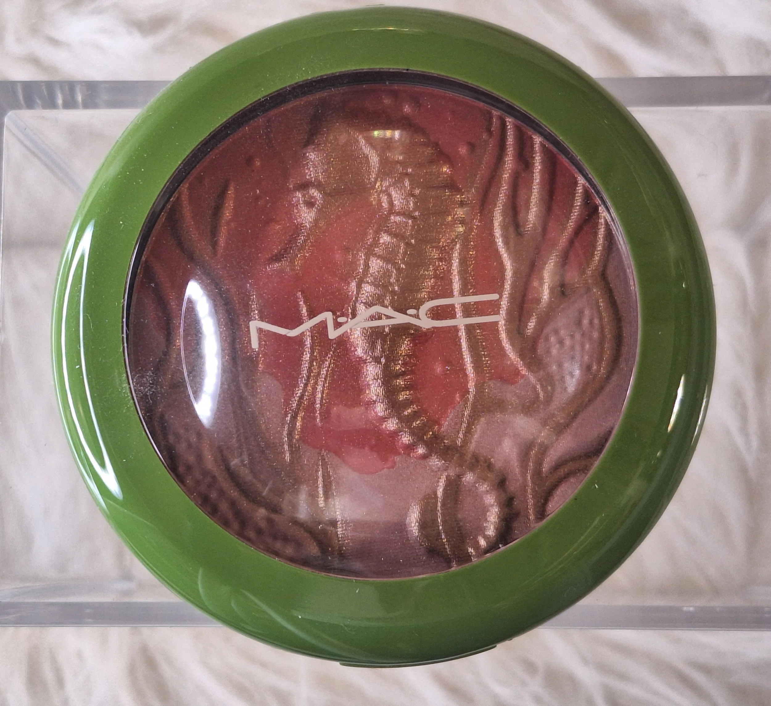 imited-edition M·A·C Marine Life compact with bright green seaside-inspired packaging from the To the Beach collection