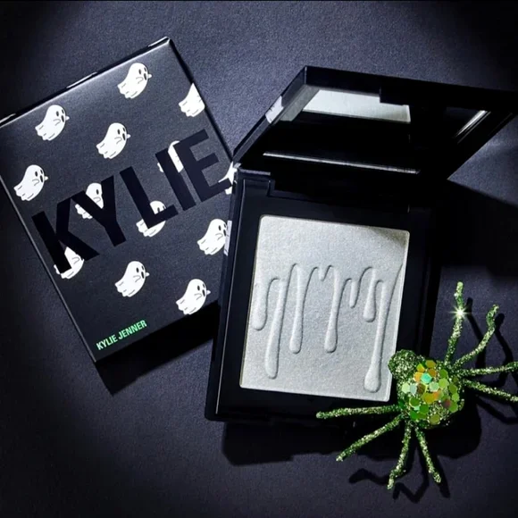 Kylie Cosmetics – 2018 Halloween Collection Pressed Highlighter – “Go Ghost”