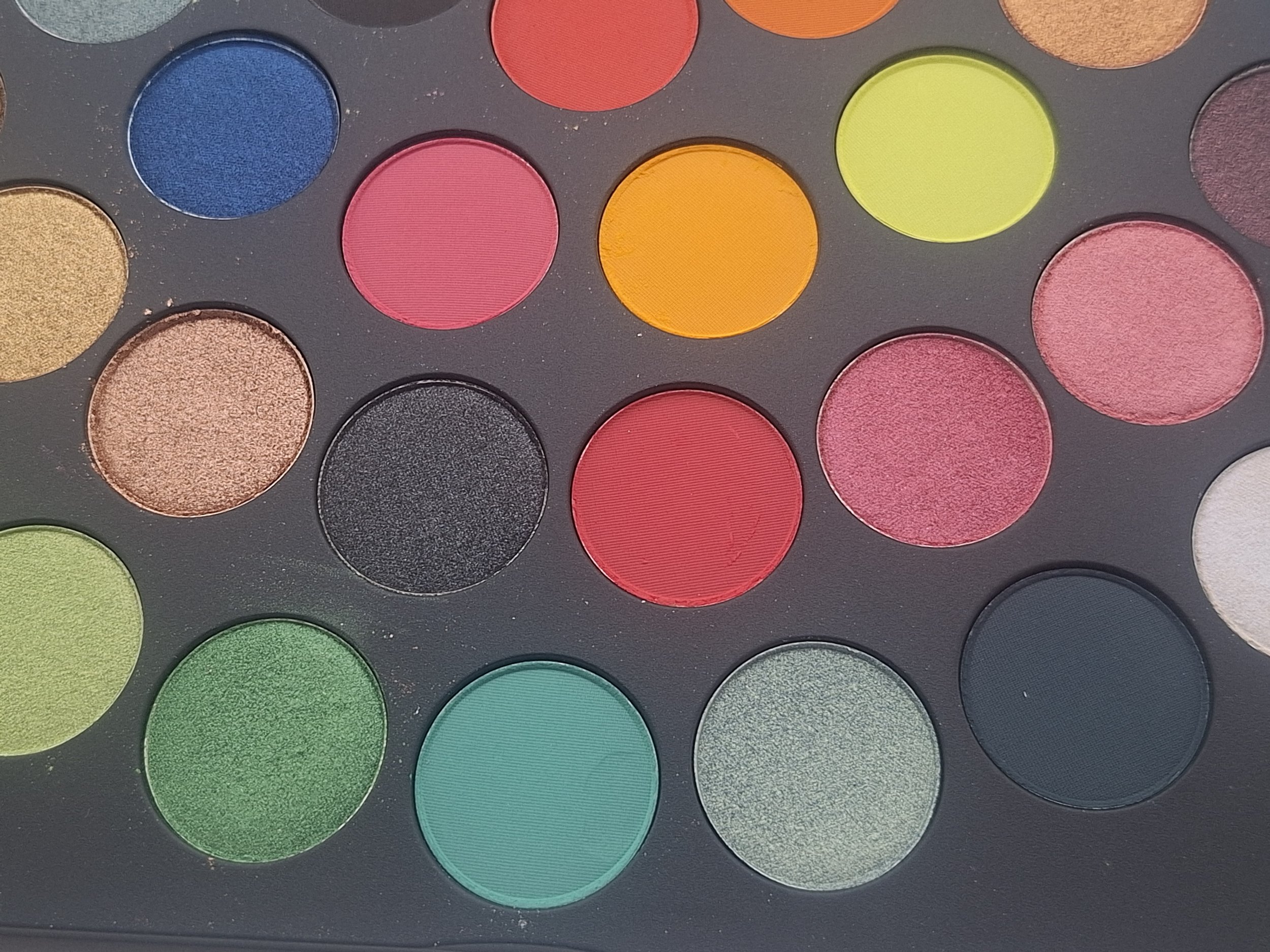 M·A·C 40 Shades of Pride Eyeshadow Vault in Sparkle Society XO Rare Spotlight feature