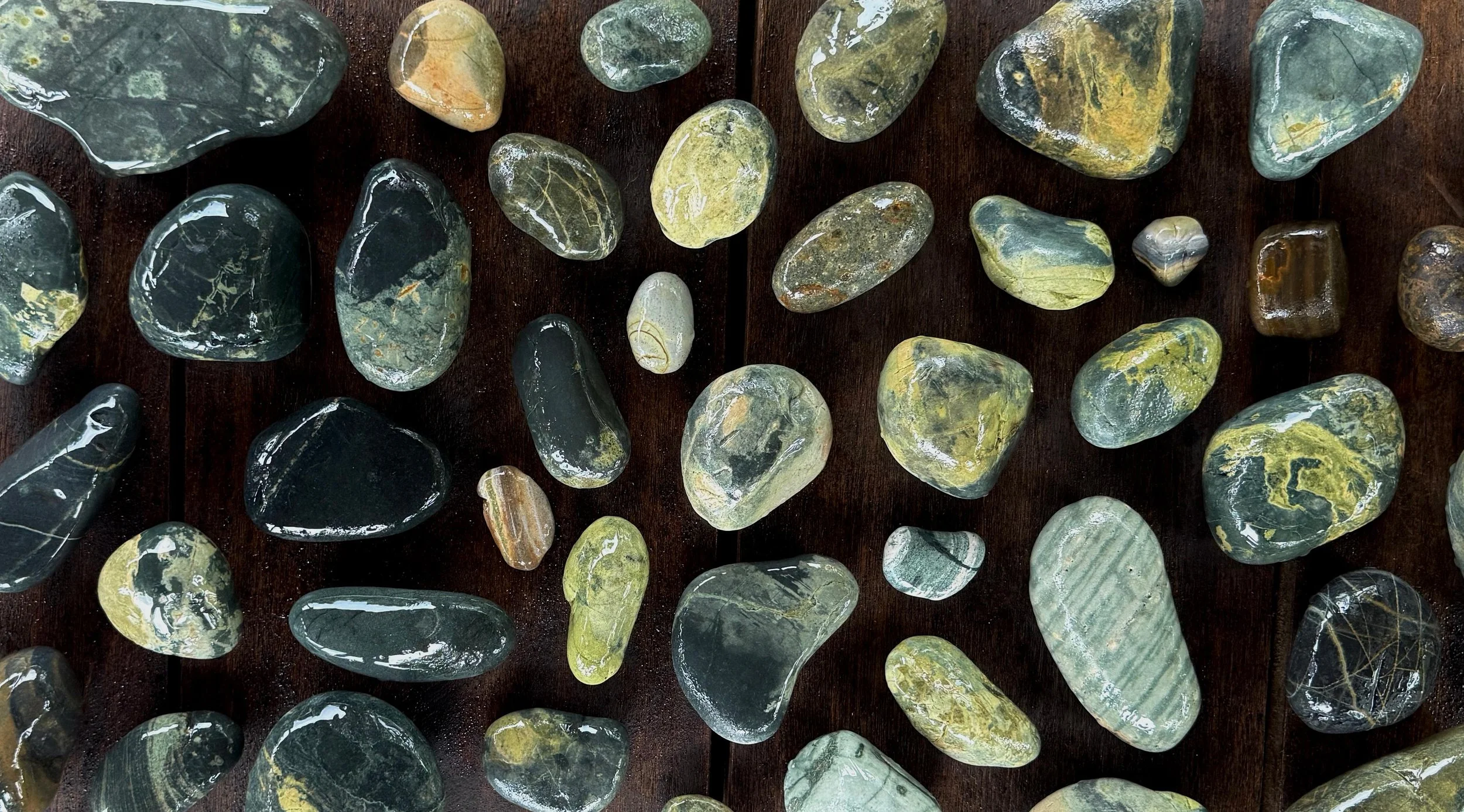Wholesale natural gemstones from Sumatra, Indonesia. Hand-selected semi-precious stones including jasper, agate, serpentine, obsidian, and fossil wood. Cleaned, semi-polished or raw with unique natural patterns. Sizes 1–10 inches available. Bulk expo