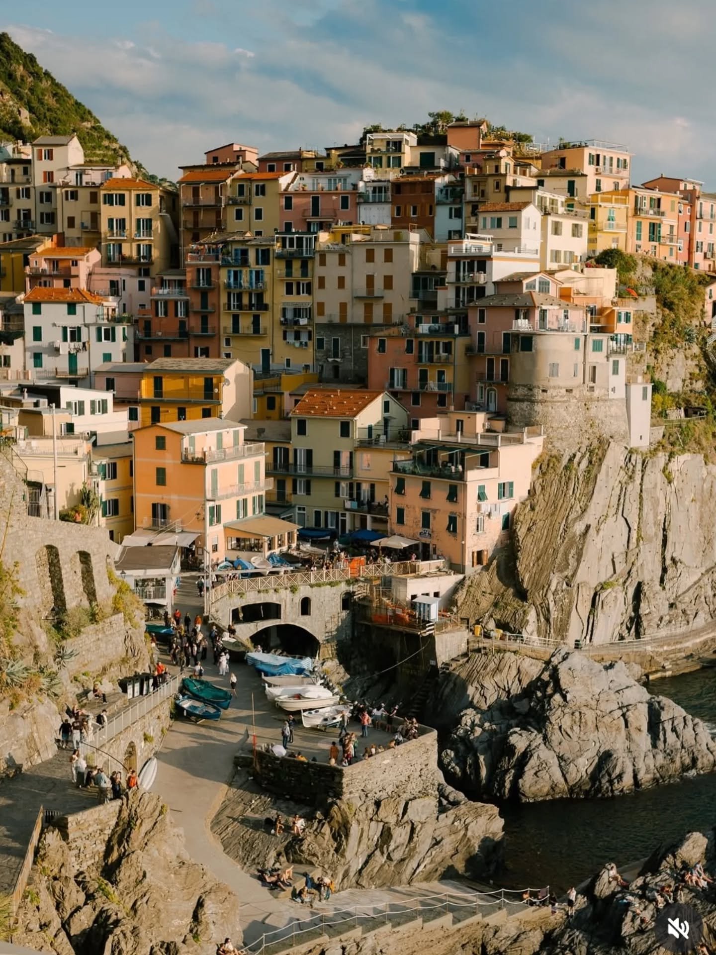 Autumn light in Cinque Terre captured by @tylerwayneglass 🍁

This exact view overlooking the beautiful town of Manarola can be found in our Italian Summer Collection of puzzles. 🧩

#neranopuzzles #Italy #cinqueterre #jigsawpuzzles #jigsaws #traveli