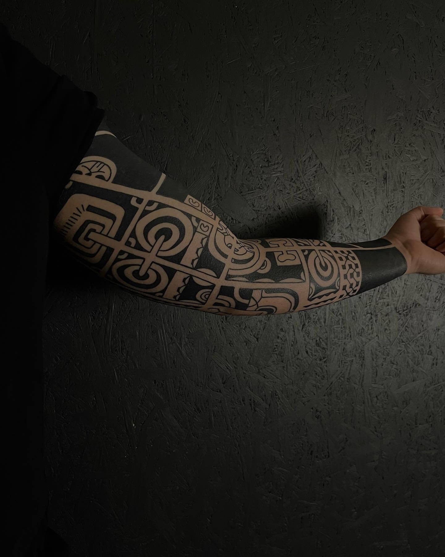 Tribalism/polynesian tattoo design op gehele arm. Gezet bij se7en sins tattoo shop, de beste in Friesland.