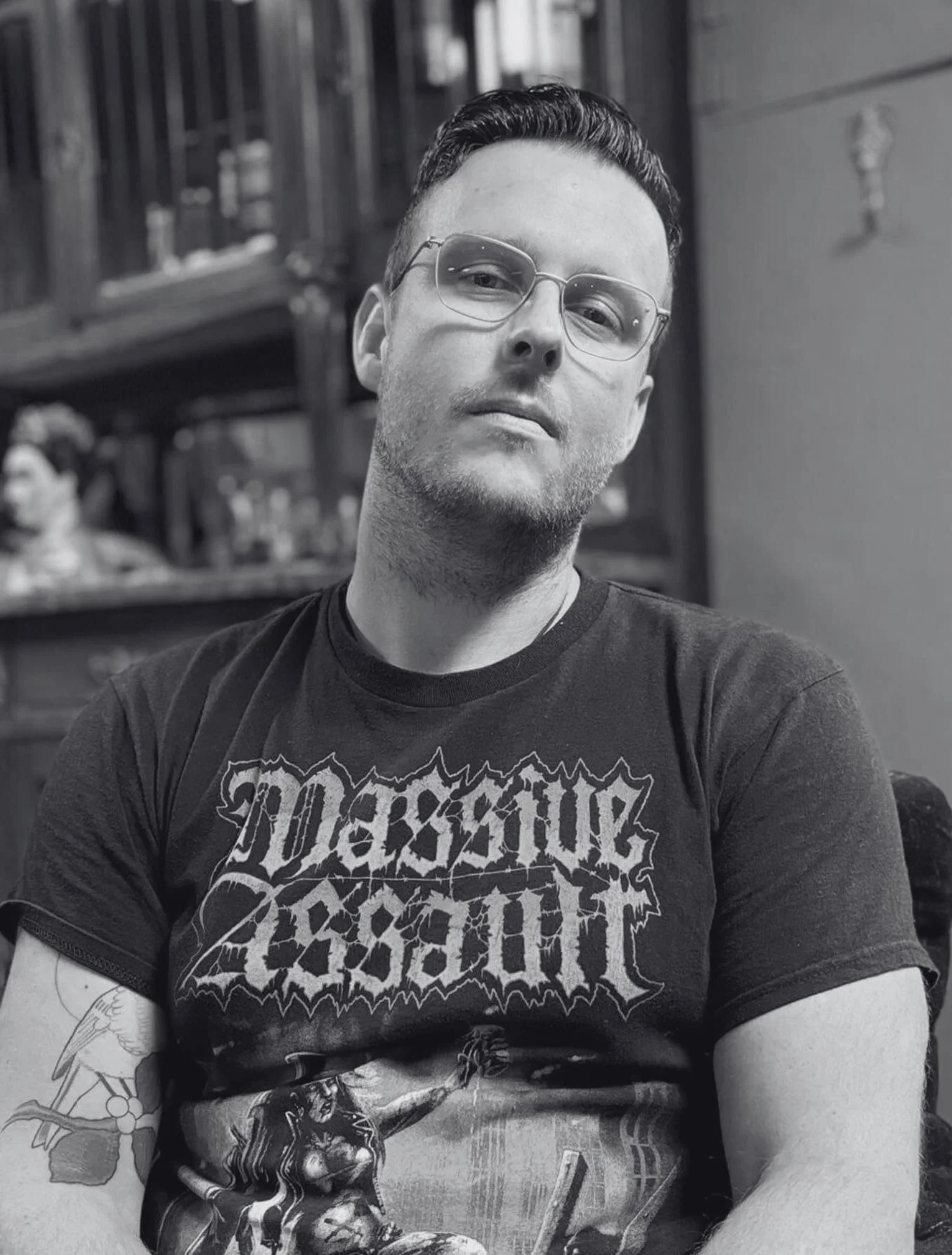 Zwart wit foto van Jurjen, tattoo artiest bij Se7en Sins Tattoo. Boek nu een gratis tattoo intake in Friesland!