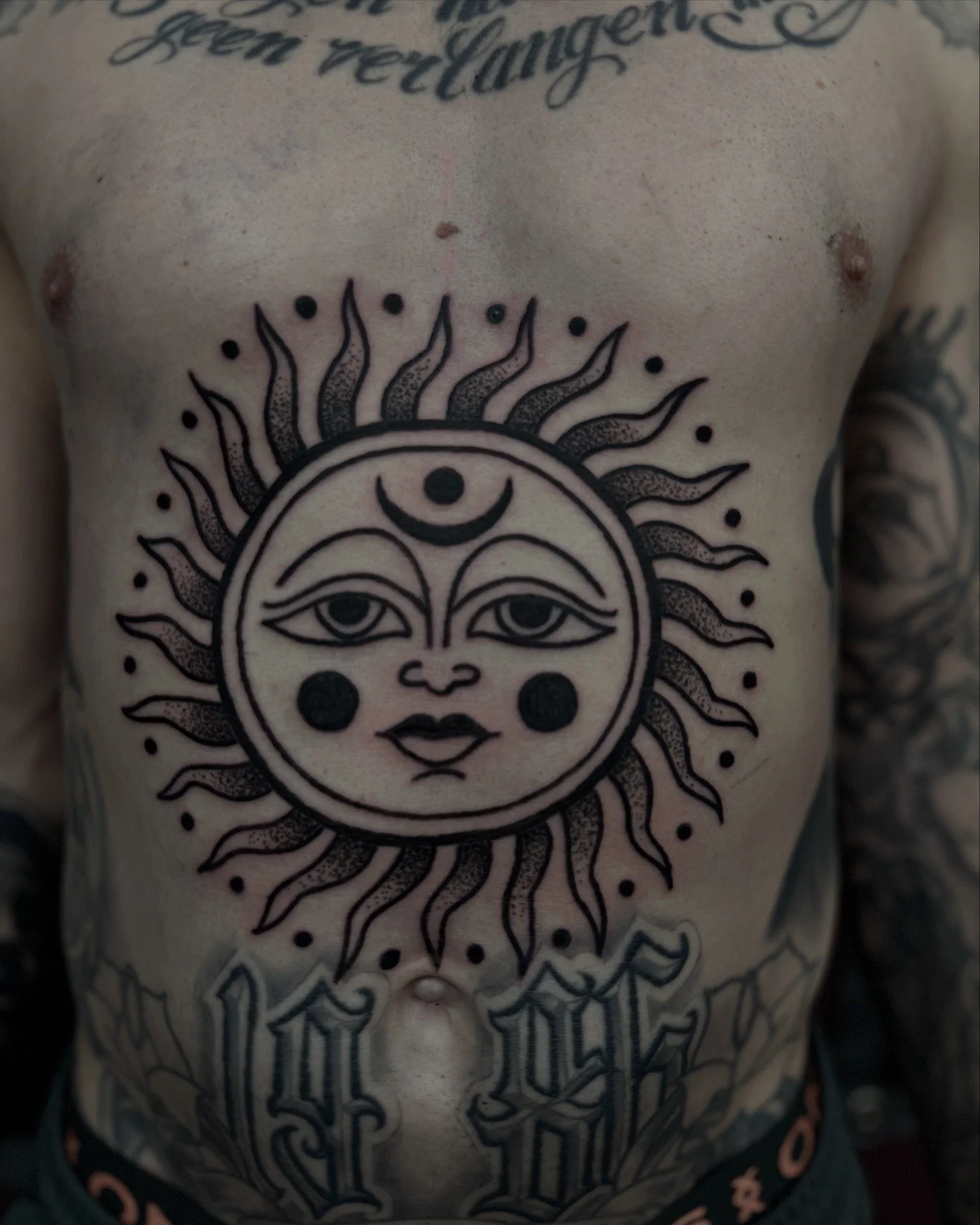 Grote retro spirituele zon tattoo gezet op buik. Gezet door Jenn v/d Veen. Tattoo artiest bij Se7en sins tattoo te Koudum. De beste tattoo's in de Friesland