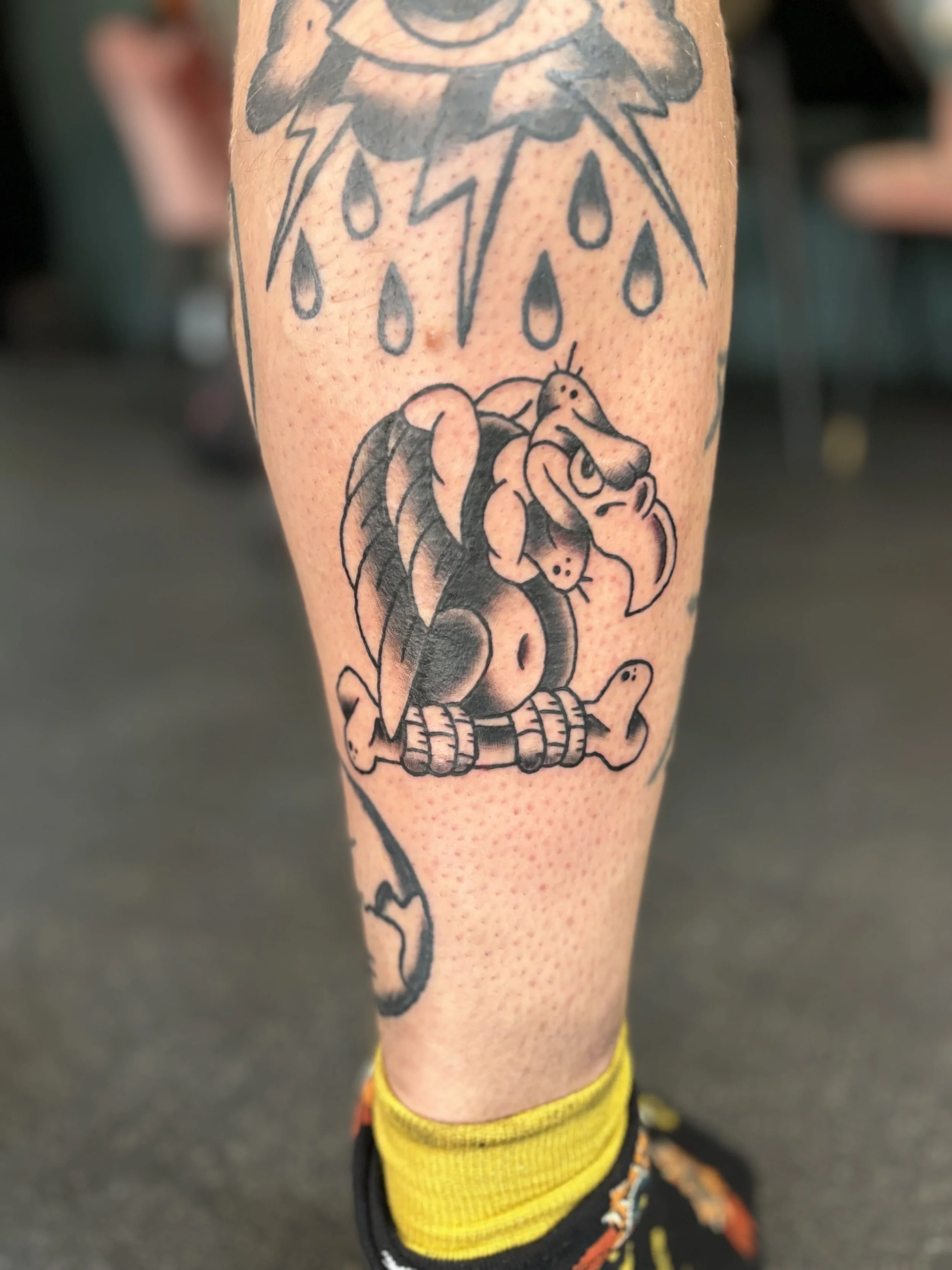 Old school tattoo van een vogel zittend op een bot. Gezet door Jurjen, tattoo artiest bij Se7en Sins tattoo shop. De beste shop van Friesland nabij Sneek, Leeeuwarden en Heerenveen.