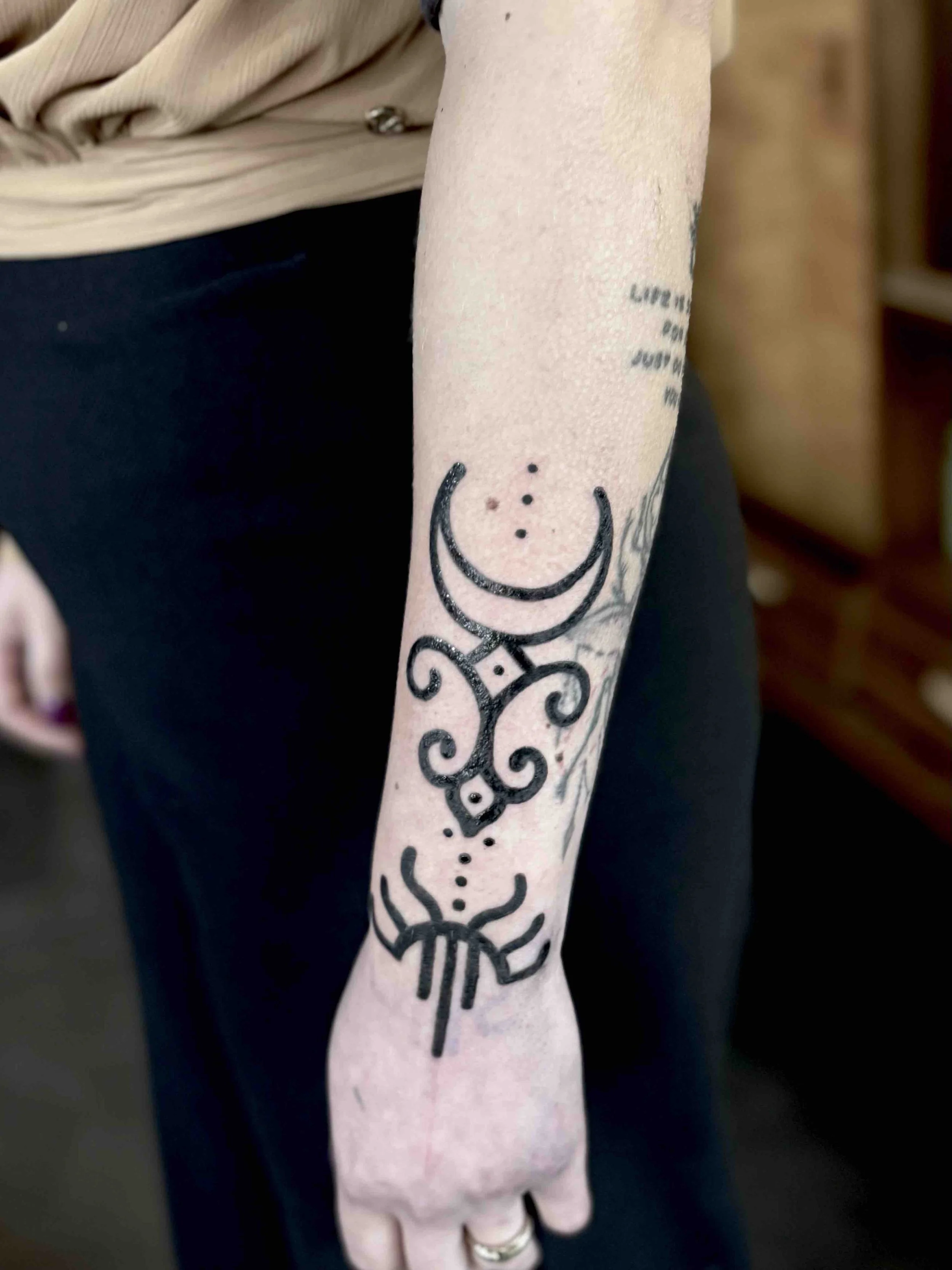 Ornamental tattoo op de onderarm met bold linework, gecreëerd door Jenn van de Veen bij Se7en Sins Tattoo nabij Sneek en Heerenveen.