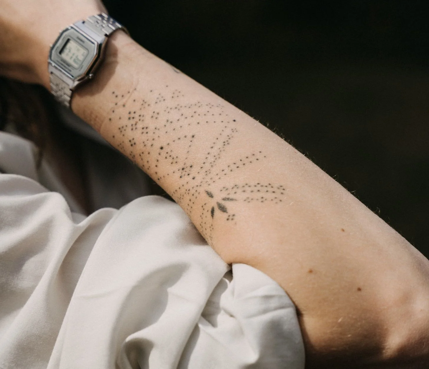 handpoke tattoo design op onderarm. Gezet door Jenn, tattoo artiest bij se7en sins tattoo shop. De beste van Friesland.