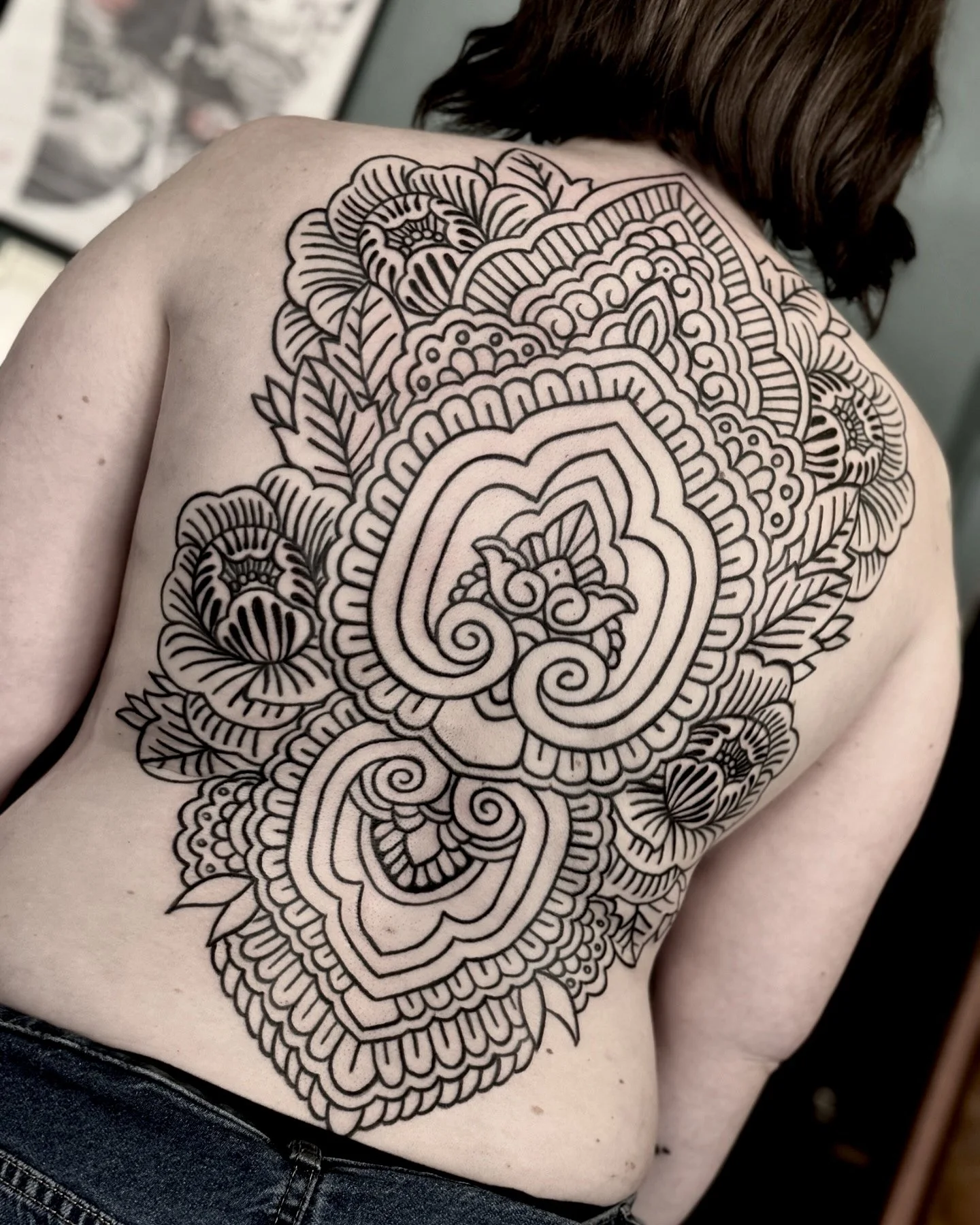 ornamental tattoo verspreid over de rug, gezet door  tattoo artiest Jenn van de Veen in Se7en Sins Tattoo, de beste tattooshop van Friesland