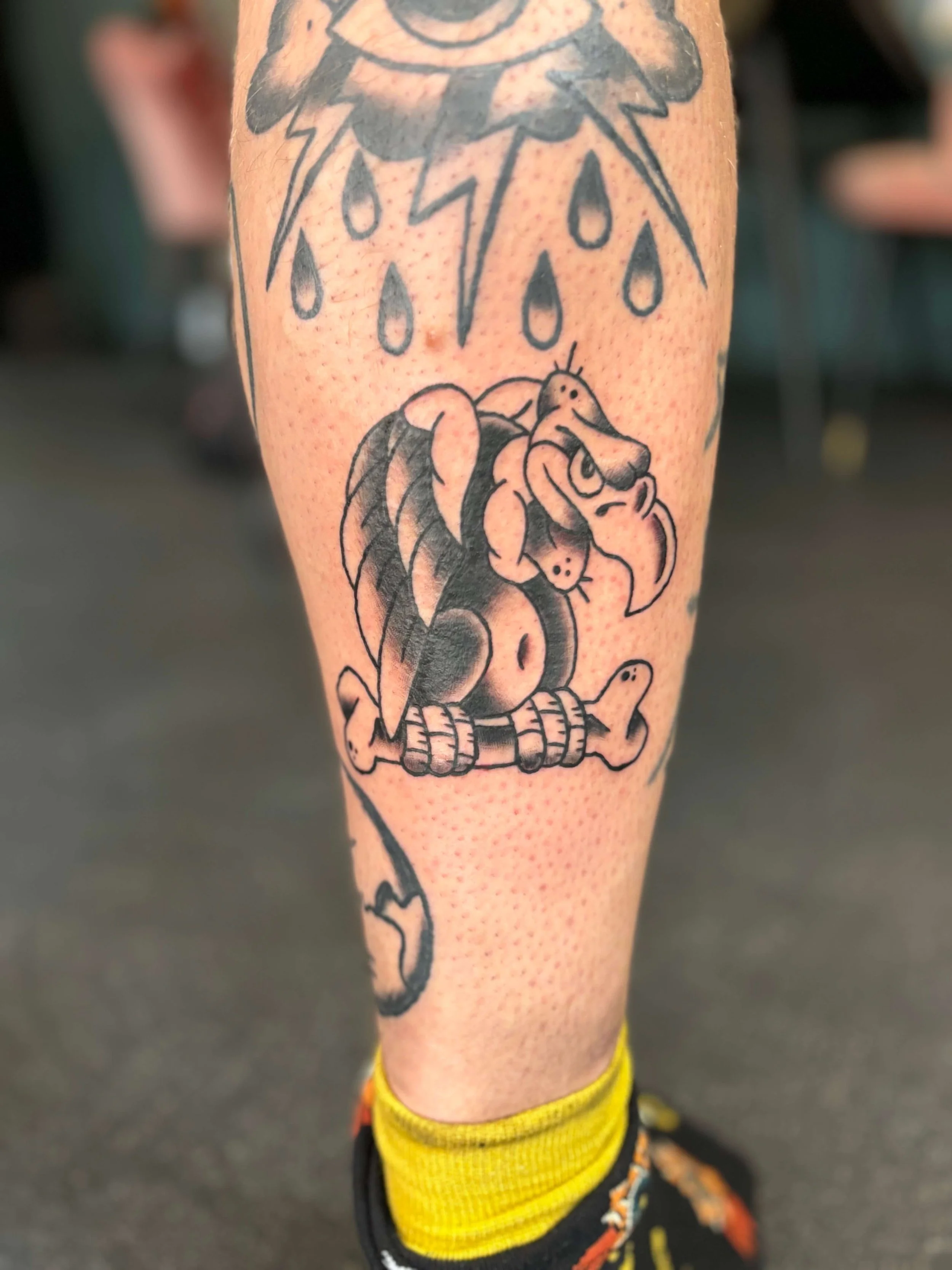 Old school gier en bot tattoo op kuit, traditionele stijl met zwarte lijnen – Tattoo artist, Jurjen Wielenga - Se7enSins Tattoo Friesland