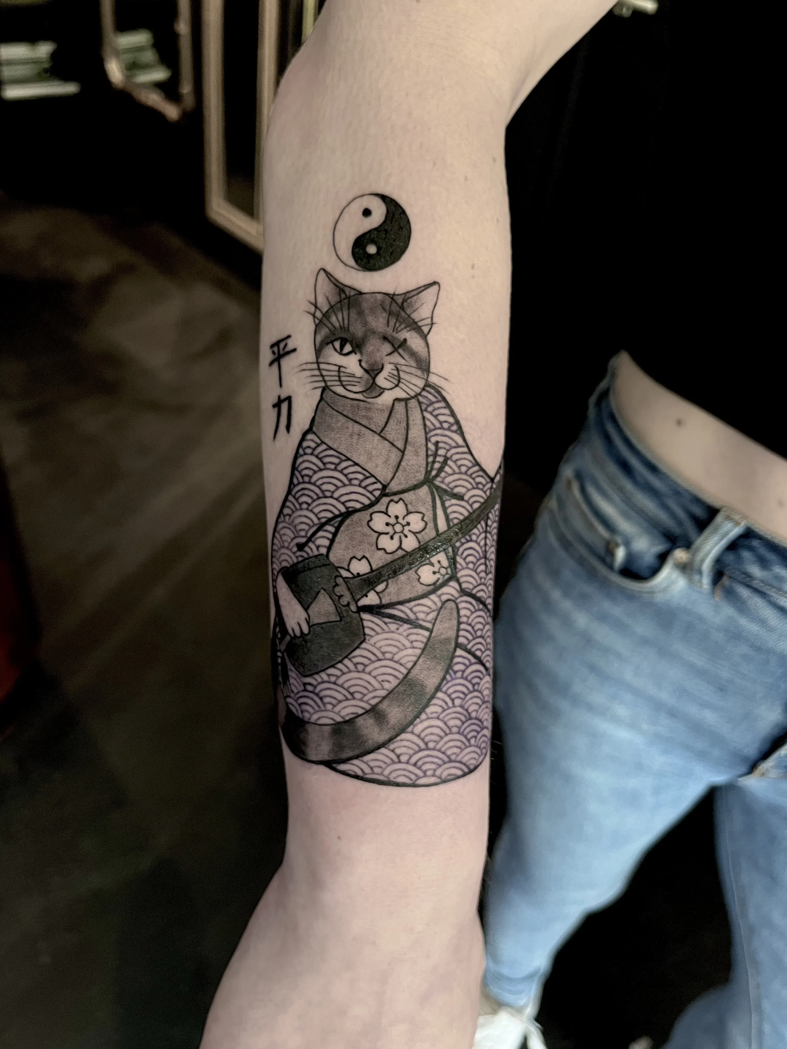 Japanese style kat tattoo ontworpen en gezet door tattoo artiest Marcel Tambach bij Se7en Sins Tattoo in Koudum. Een verfijnd Japans ontwerp met oog voor detail en symboliek, verkrijgbaar bij de beste tattooshop van Friesland, nabij Sneek, Heerenveen