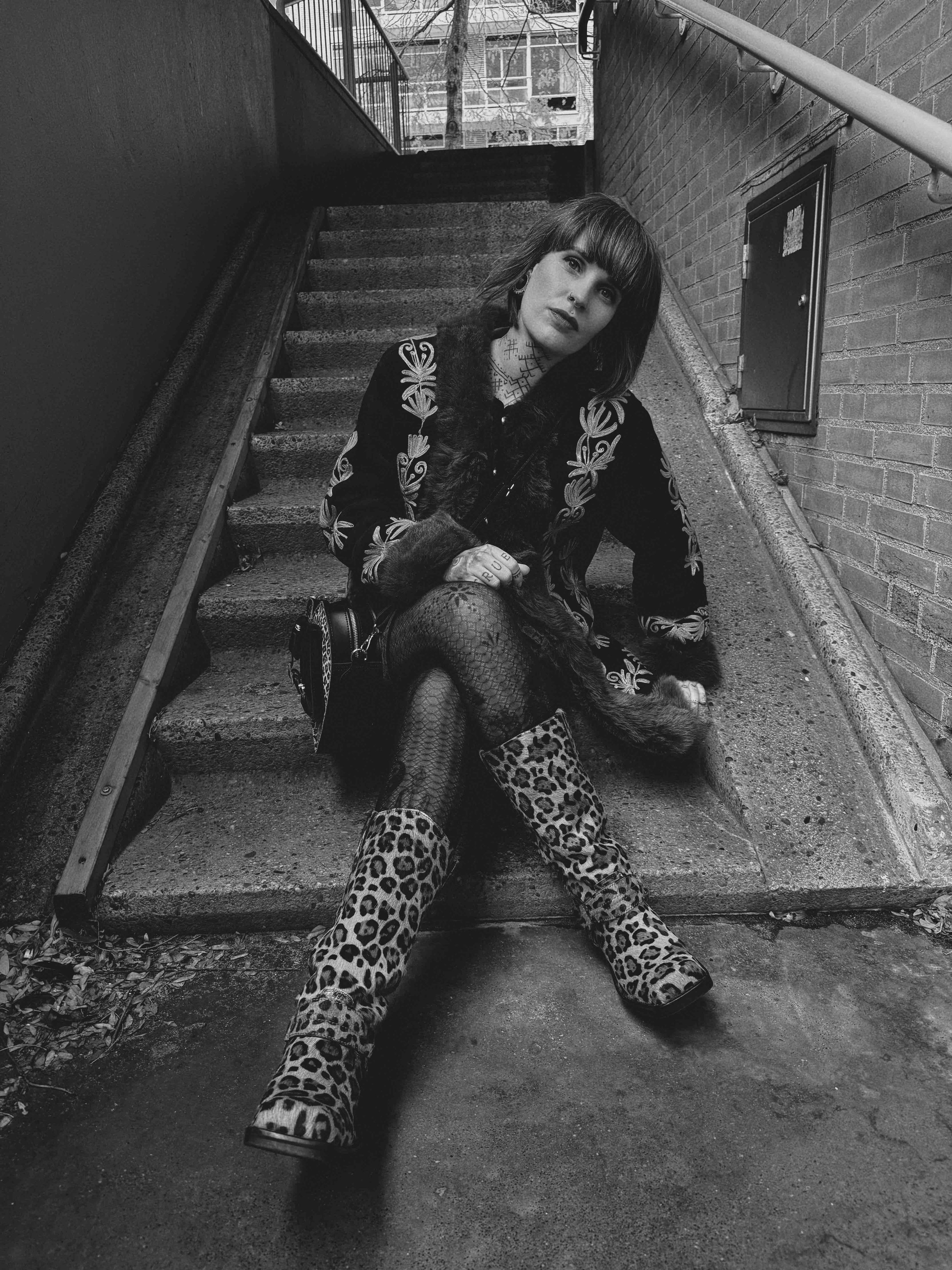 Zwart wit foto van Jenn, tattoo artiest bij Se7en Sins Tattoo, de beste tattoo shop in friesland