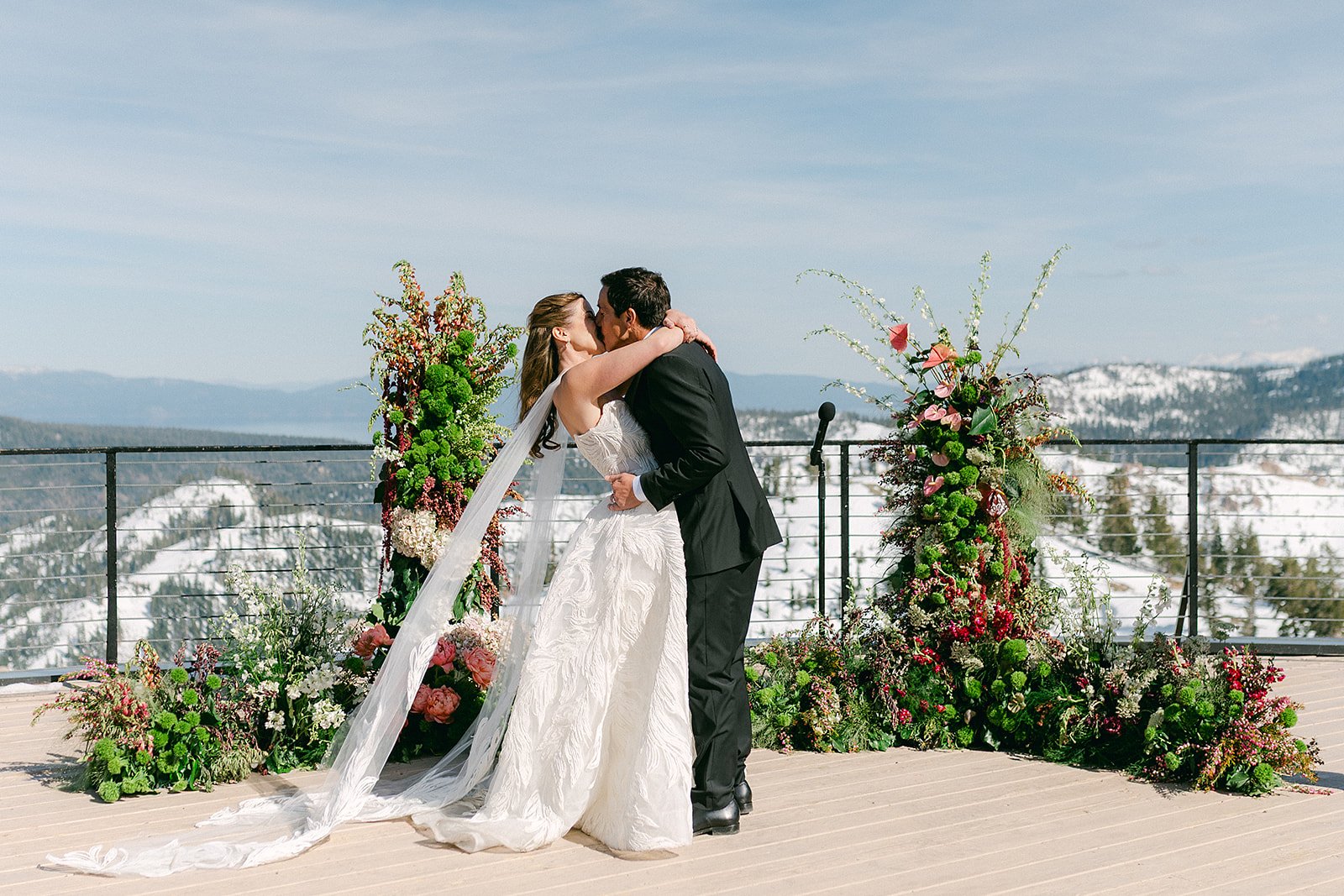 What Are Wedding Flowers Made Of? A Guide to Floral Mechanics and Materials