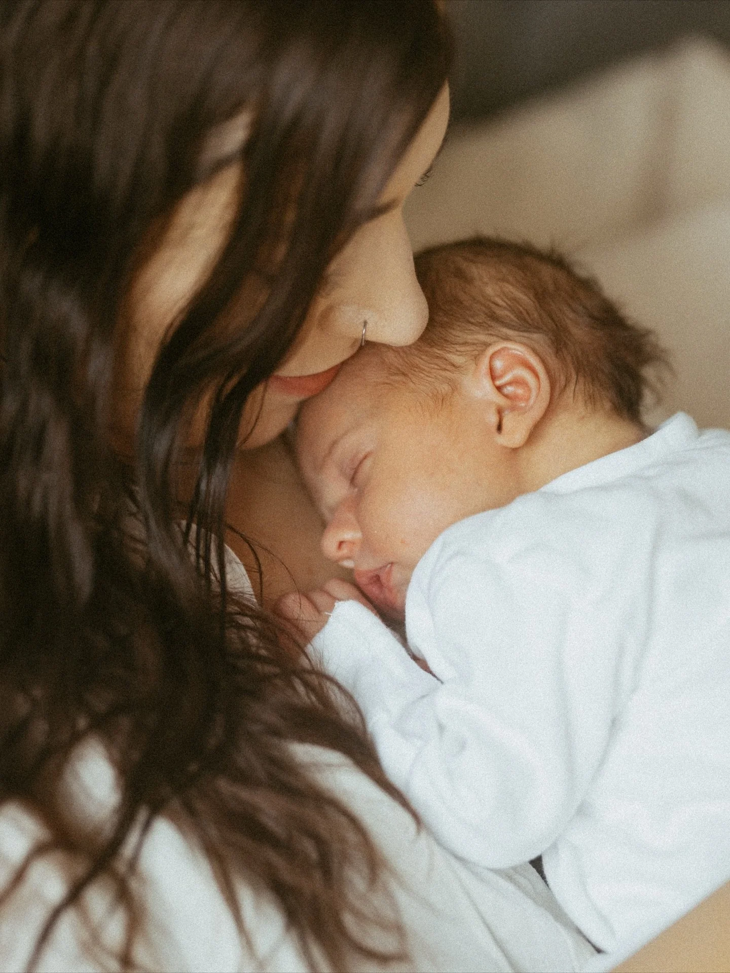 slow mornings with her girl 🕊
Athena in mama&rsquo;s arms, wrapped in quiet light and the kind of peace that only lives in these first few weeks