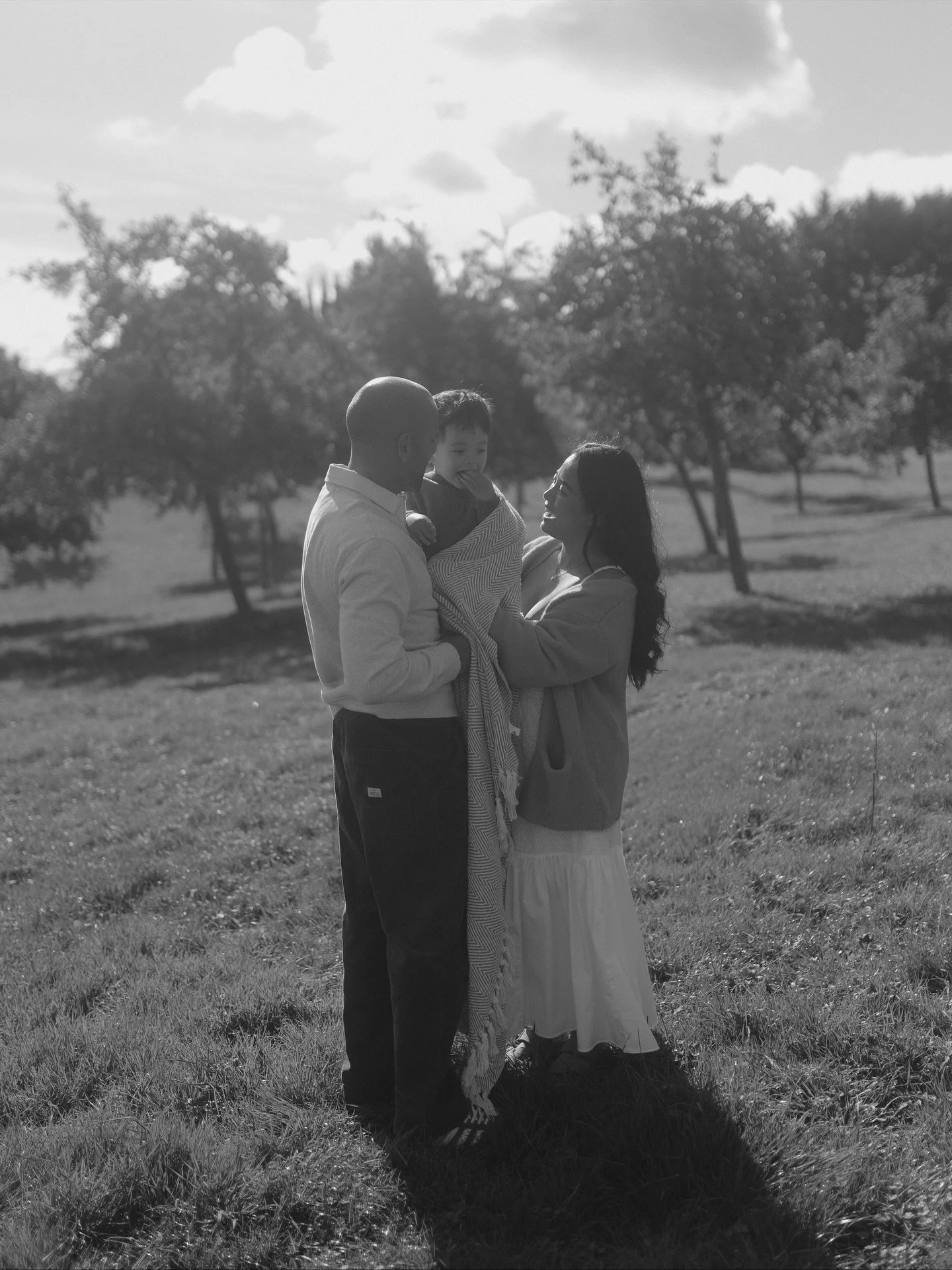 Sometimes the best family photos happen in the quiet in-betweens, when little ones are doing exactly what they want to do 🍎

During this orchard session, I gave plenty of space for that. No pressure to pose or perform - just time to explore, snuggle