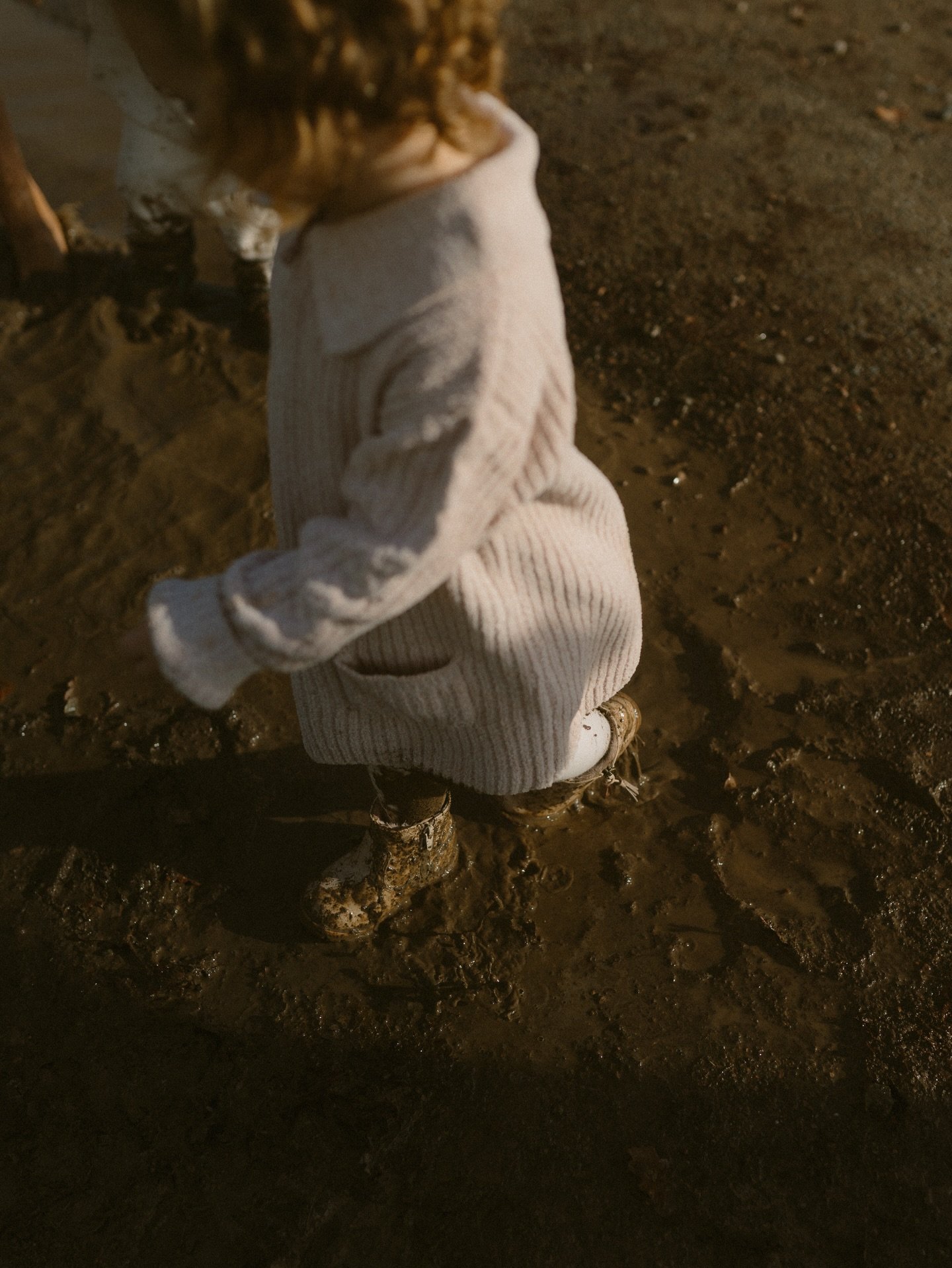 LET THEM GET MUDDY.

There&rsquo;s something about a puddle that brings everyone back to childhood.
A little freedom, a little chaos, and a lot of joy.

This was the very end of our session - the part no one plans for but everyone remembers. We stumb