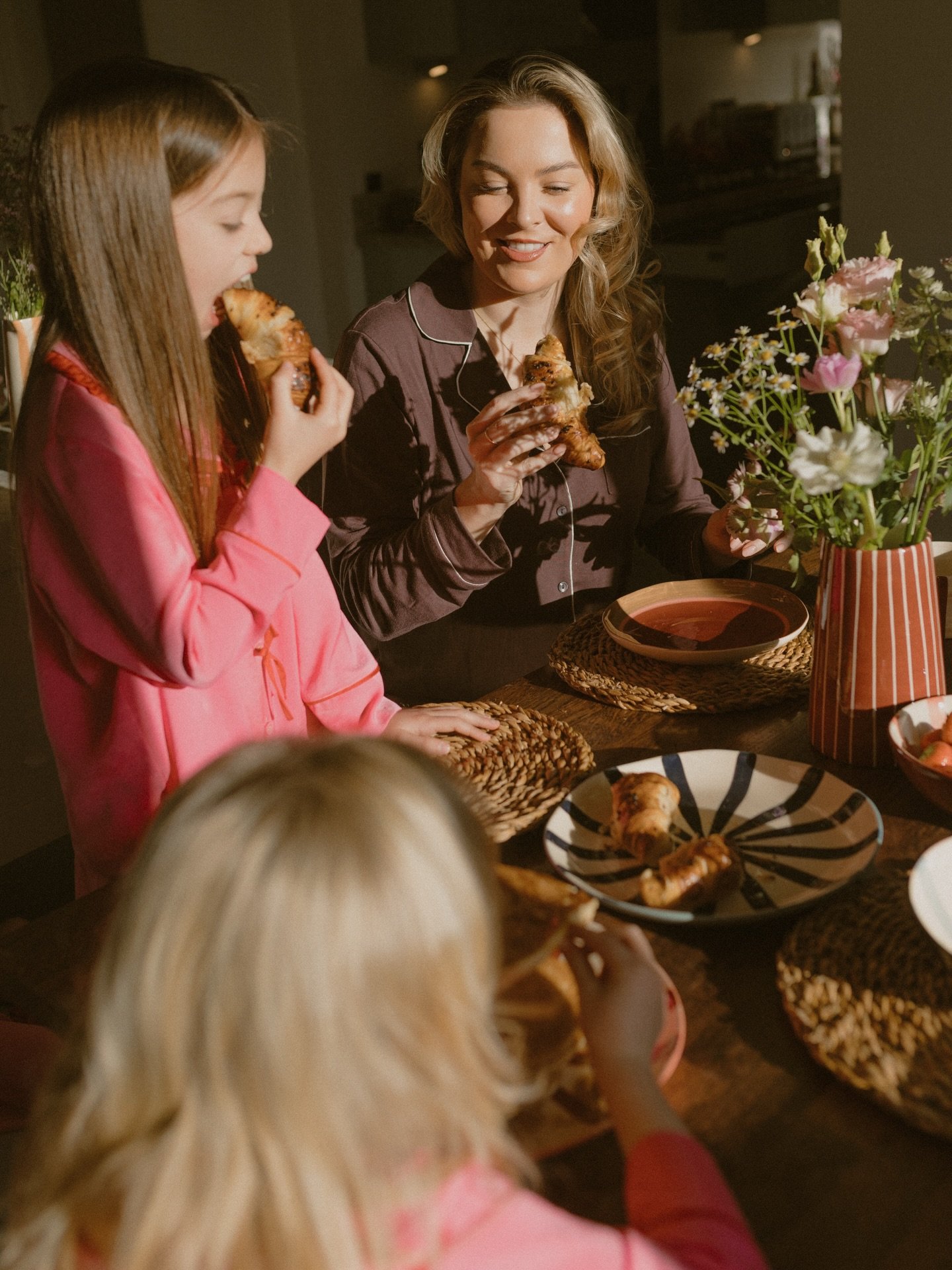 A slow Sunday morning around the breakfast table - sunlight, chatter, and two little girls passing petals and pastries between them, inside the beautiful home of @youngcouple_oldhouse 

Grateful for the thoughtful touches that completed the scene. Th