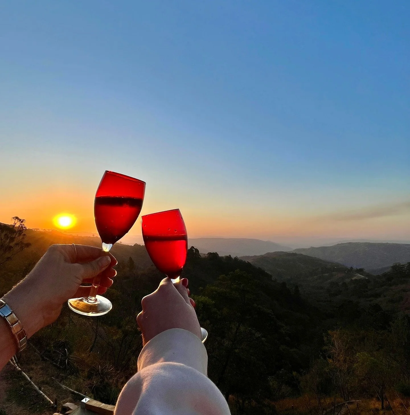 Swipe to see how sunsets @ KARIKI make us feel 🕺🥂🌅