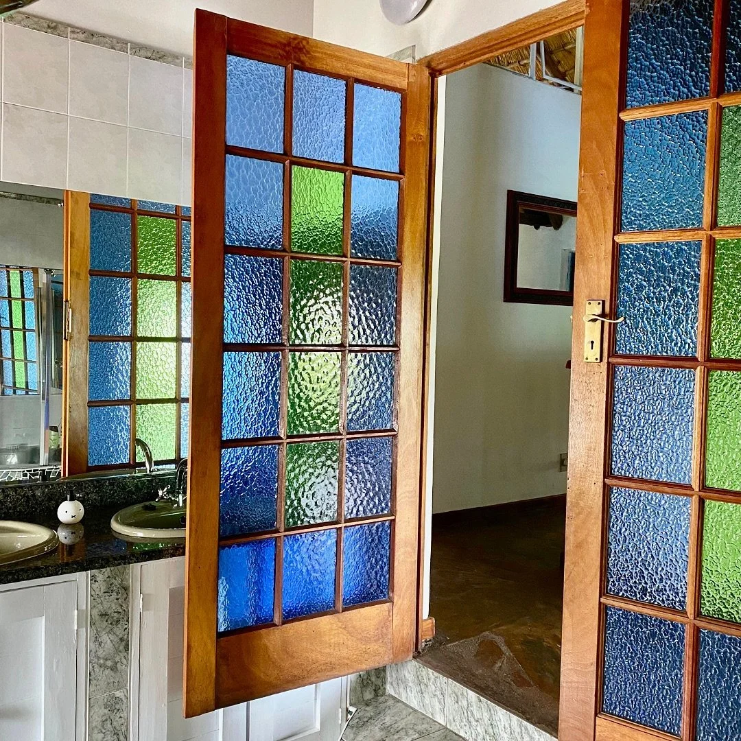 We love how our stained glass windows in KARIKI villa create a vibrant and charming atmosphere. The play of light through these windows create beautiful patterns that change throughout the day💙💚

This artistic feature adds character and a sense of 
