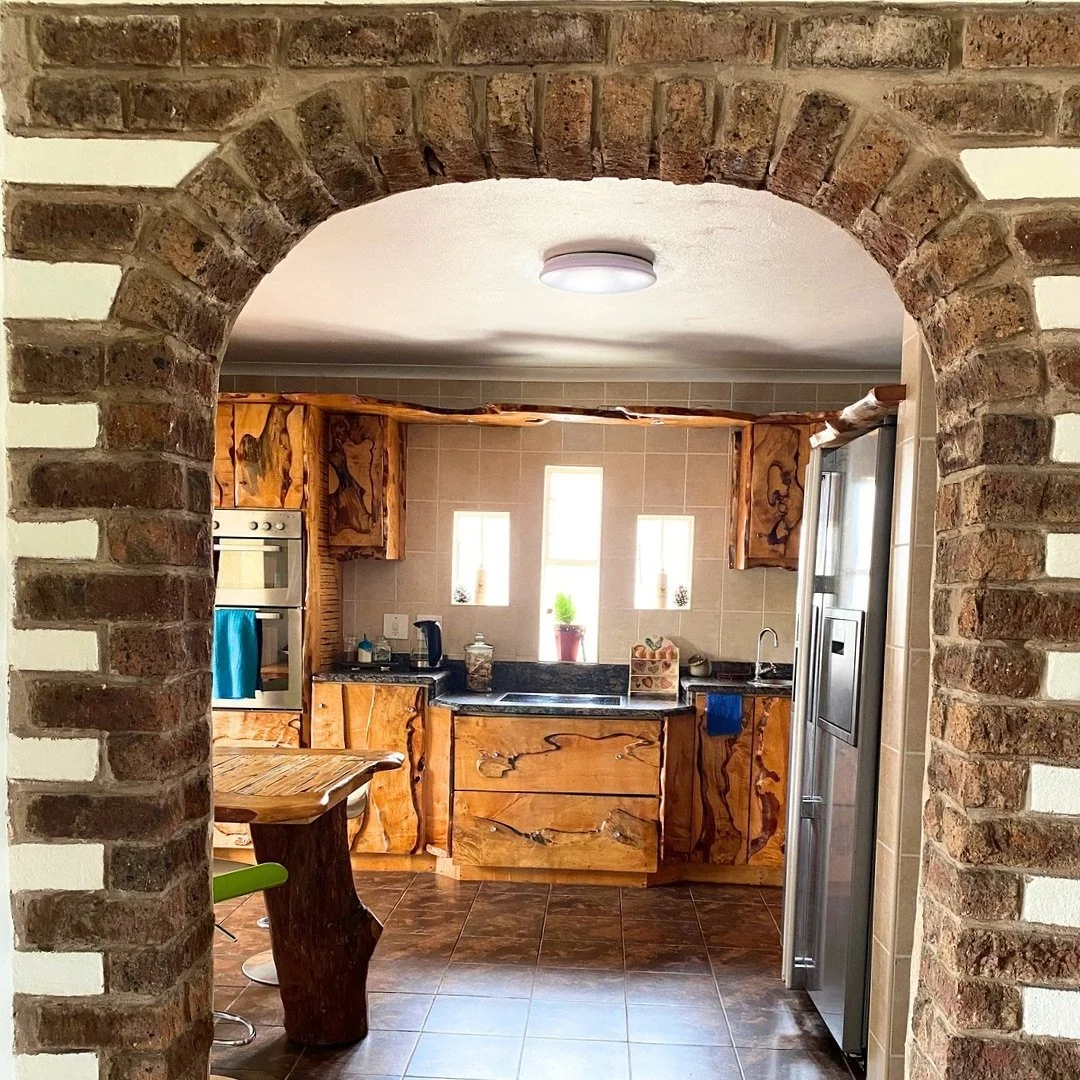 In the Villa: 
Our aged jacaranda-wood kitchen offers a unique blend of character and comfort, making it a delightful centerpiece of your stay and a functional space to prepare hearty meals🧑&zwj;🍳🔥🍲